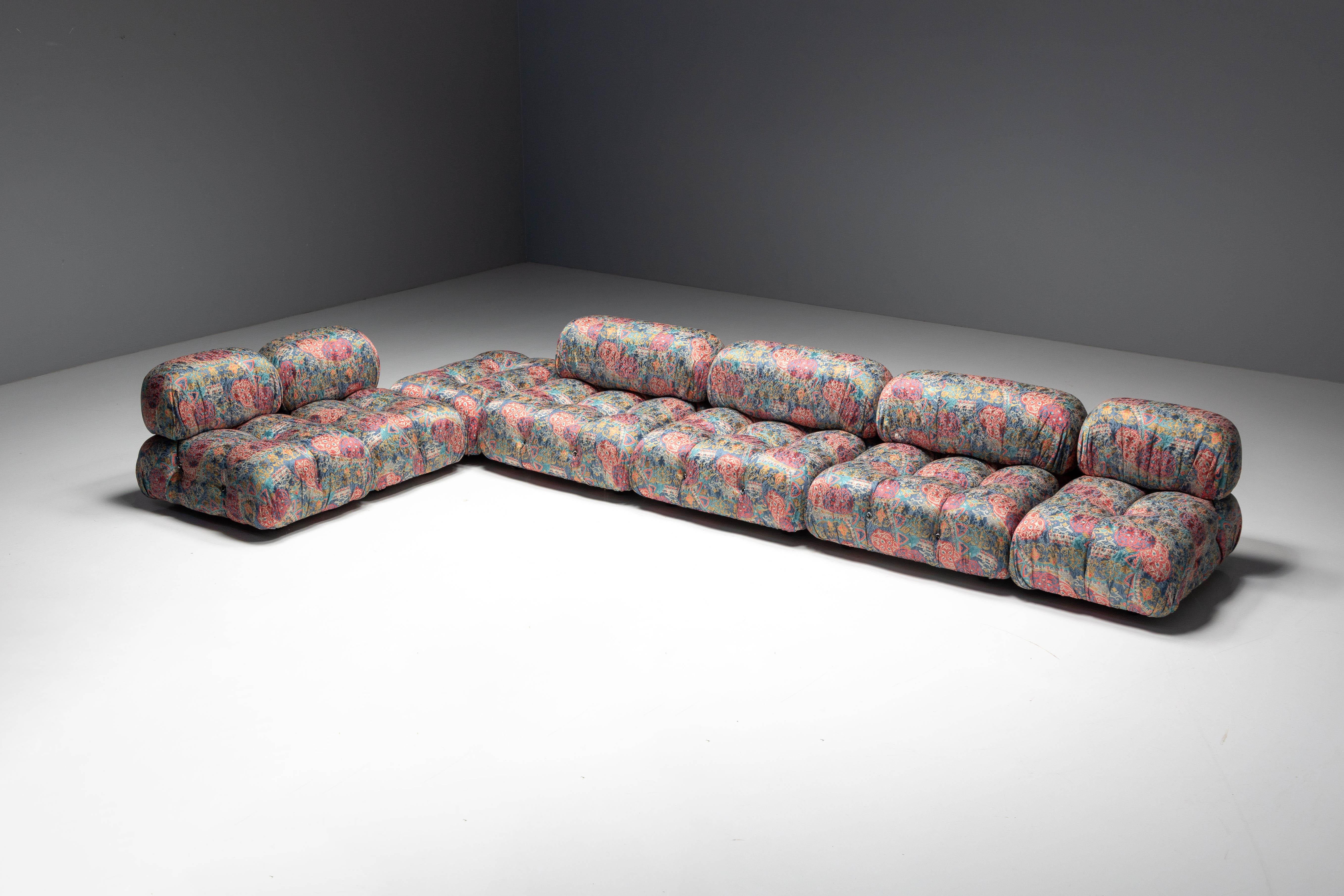Divano modulare Camaleonda di Mario Bellini per B&B Italia, un pezzo d'arredamento senza tempo emerso sulla scena del design negli anni Settanta. Composto da tre elementi di seduta grandi e tre piccoli insieme a un piccolo pouf, questo iconico