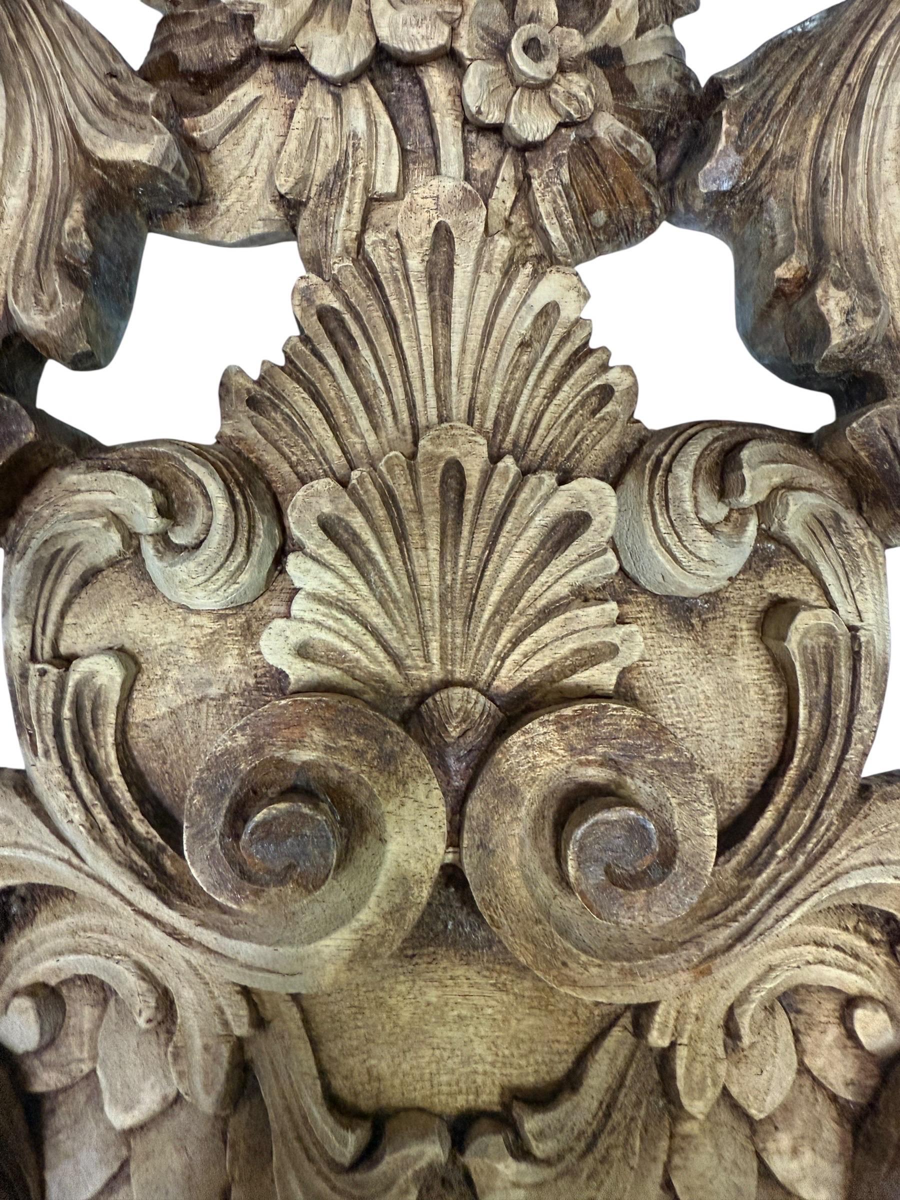 Geschnitztes Holz und gepolstertes Kopfteil mit Verzierungen im Angebot 4