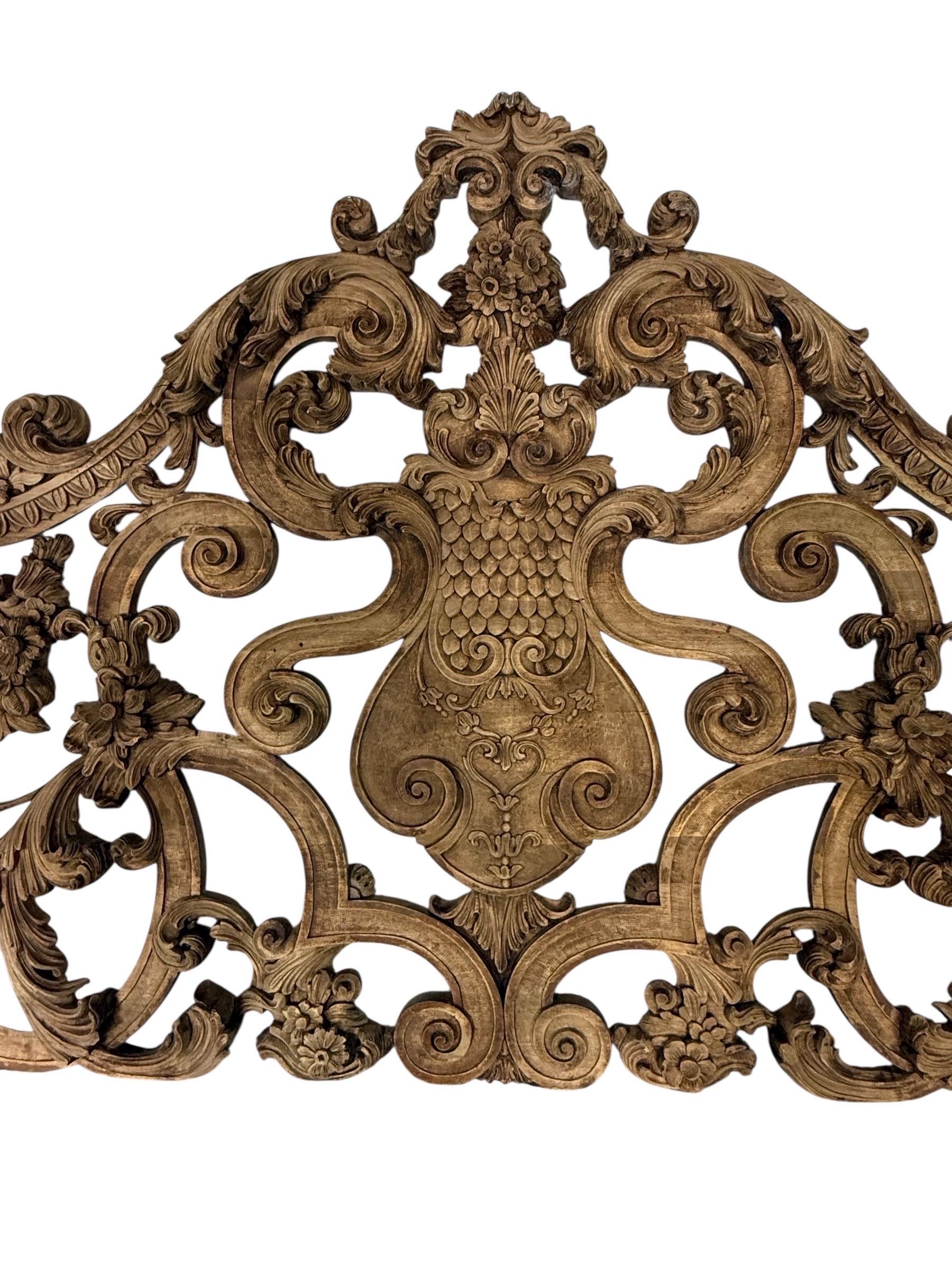 Geschnitztes Holz und gepolstertes Kopfteil mit Verzierungen im Angebot 5