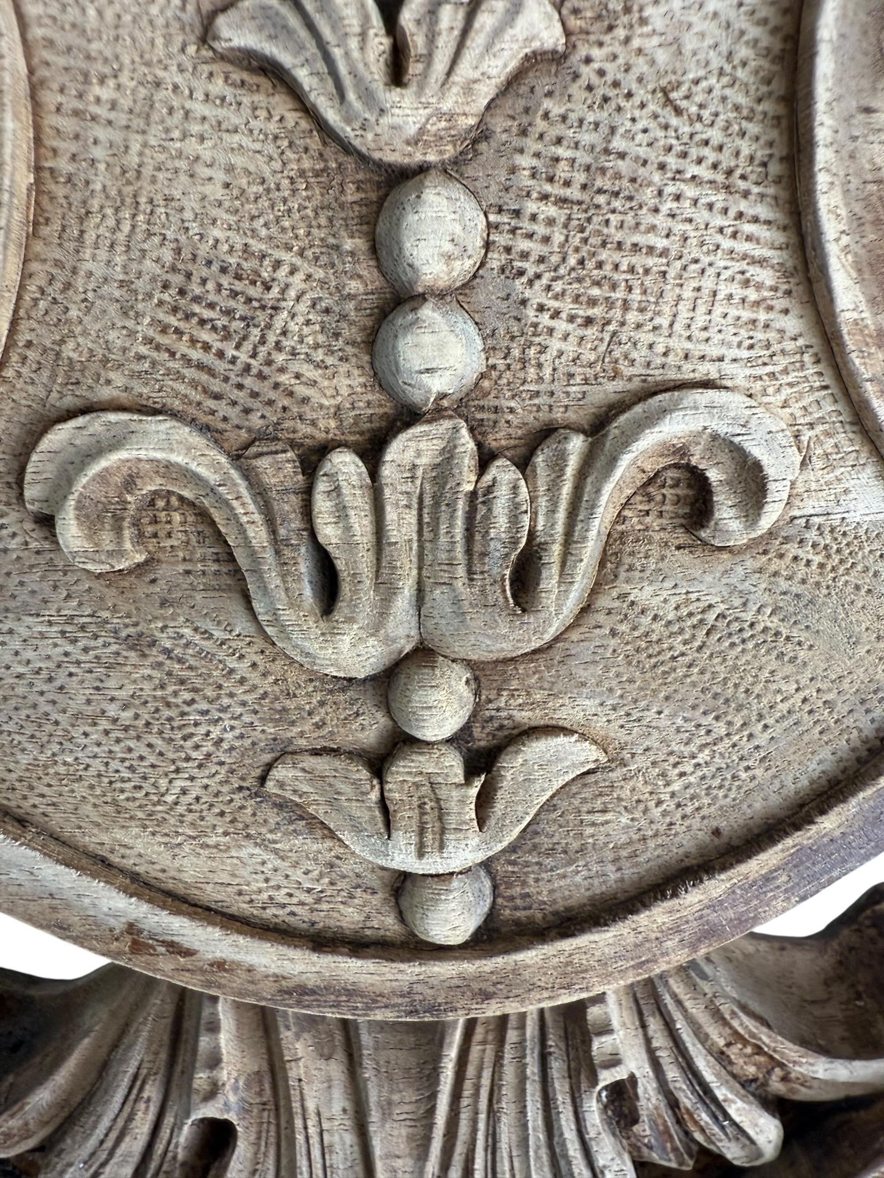 Geschnitztes Holz und gepolstertes Kopfteil mit Verzierungen im Angebot 6