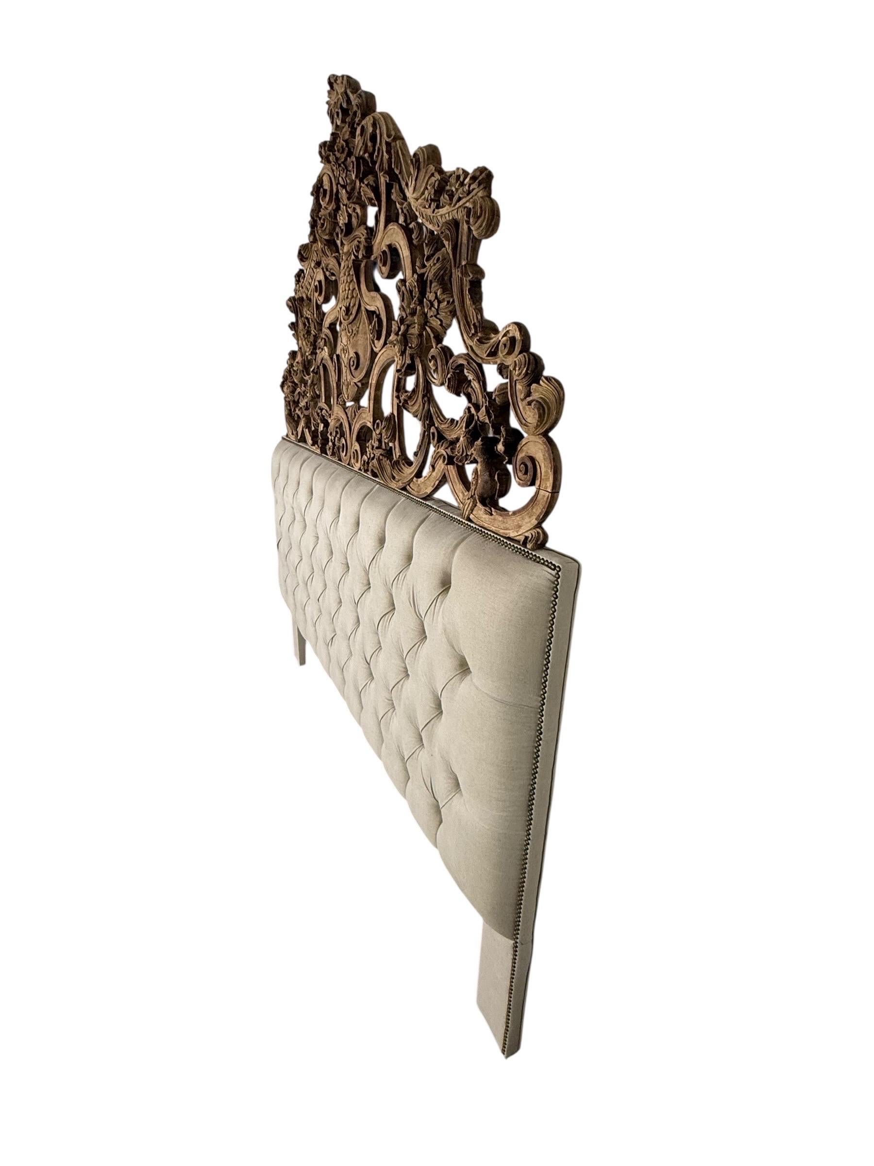 Geschnitztes Holz und gepolstertes Kopfteil mit Verzierungen im Angebot 7