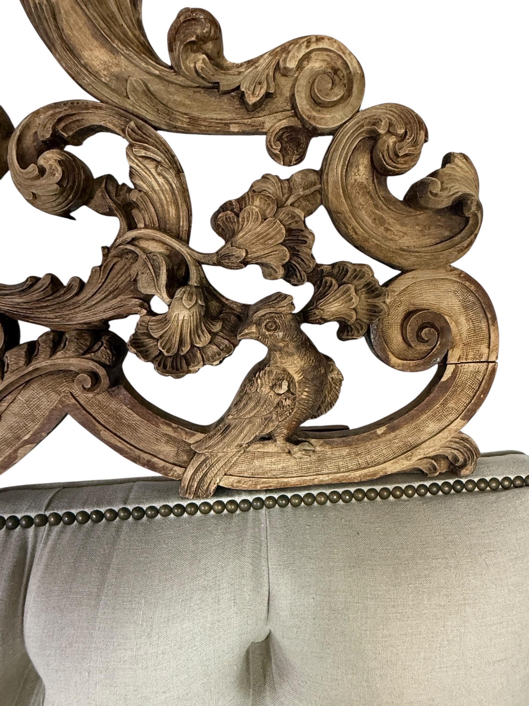 Geschnitztes Holz und gepolstertes Kopfteil mit Verzierungen im Angebot 8
