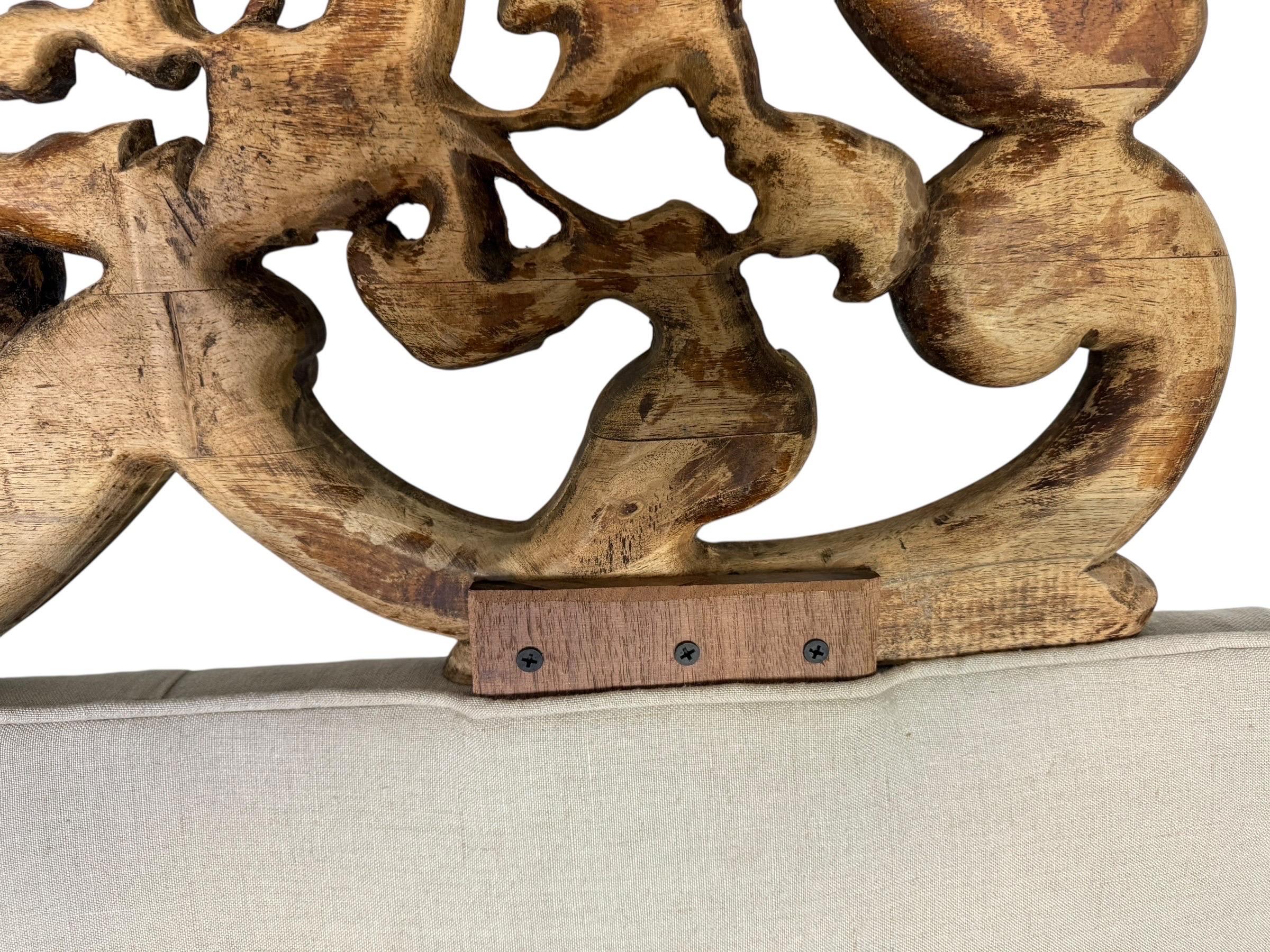 Geschnitztes Holz und gepolstertes Kopfteil mit Verzierungen im Angebot 10