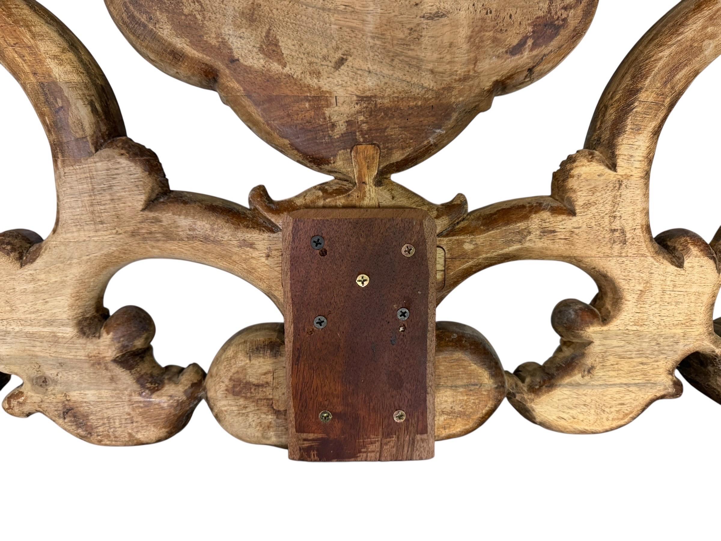 Geschnitztes Holz und gepolstertes Kopfteil mit Verzierungen im Angebot 11