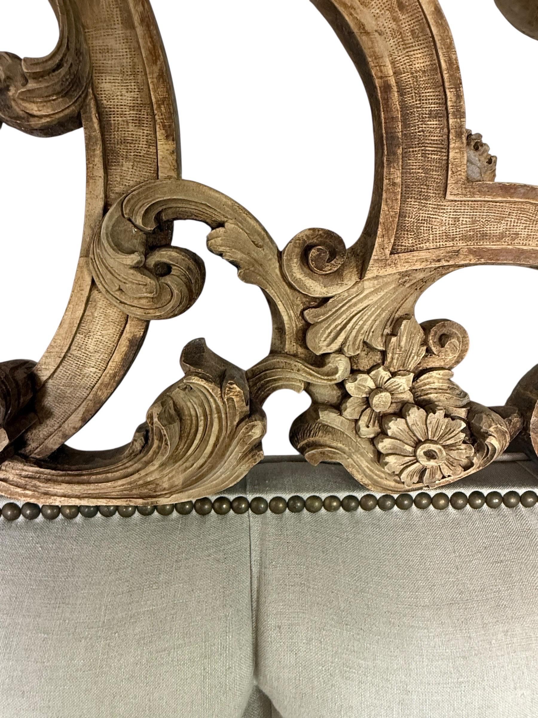 Geschnitztes Holz und gepolstertes Kopfteil mit Verzierungen im Angebot 12