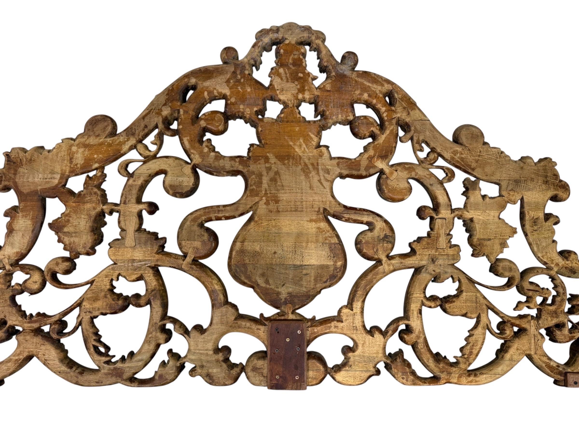 Geschnitztes Holz und gepolstertes Kopfteil mit Verzierungen im Angebot 13