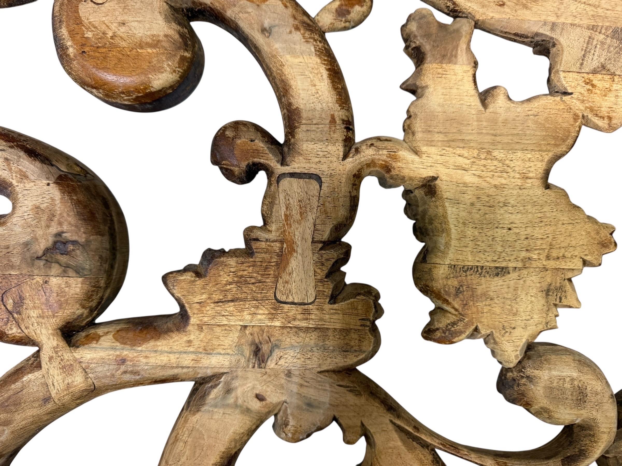 Geschnitztes Holz und gepolstertes Kopfteil mit Verzierungen im Angebot 14