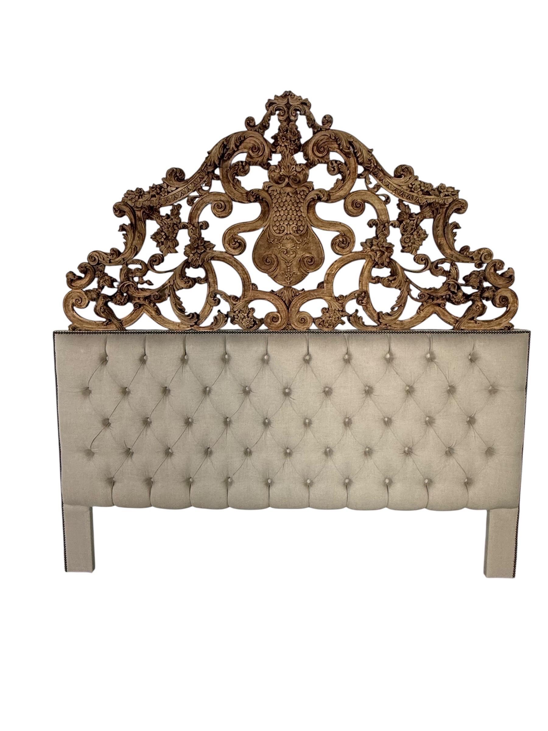 Geschnitztes Holz und gepolstertes Kopfteil mit Verzierungen (Gebleicht) im Angebot