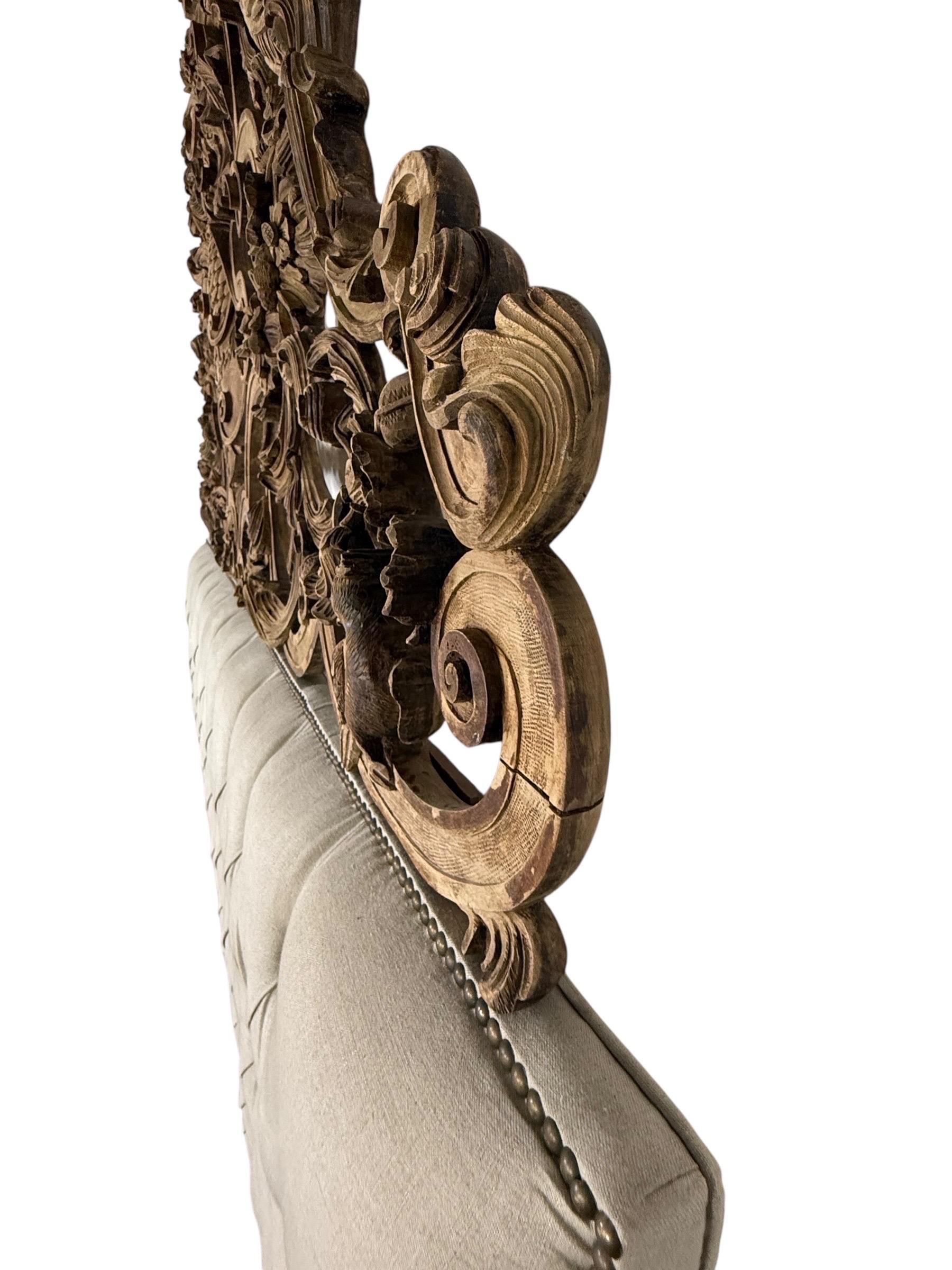 Geschnitztes Holz und gepolstertes Kopfteil mit Verzierungen im Zustand „Hervorragend“ im Angebot in Los Angeles, CA