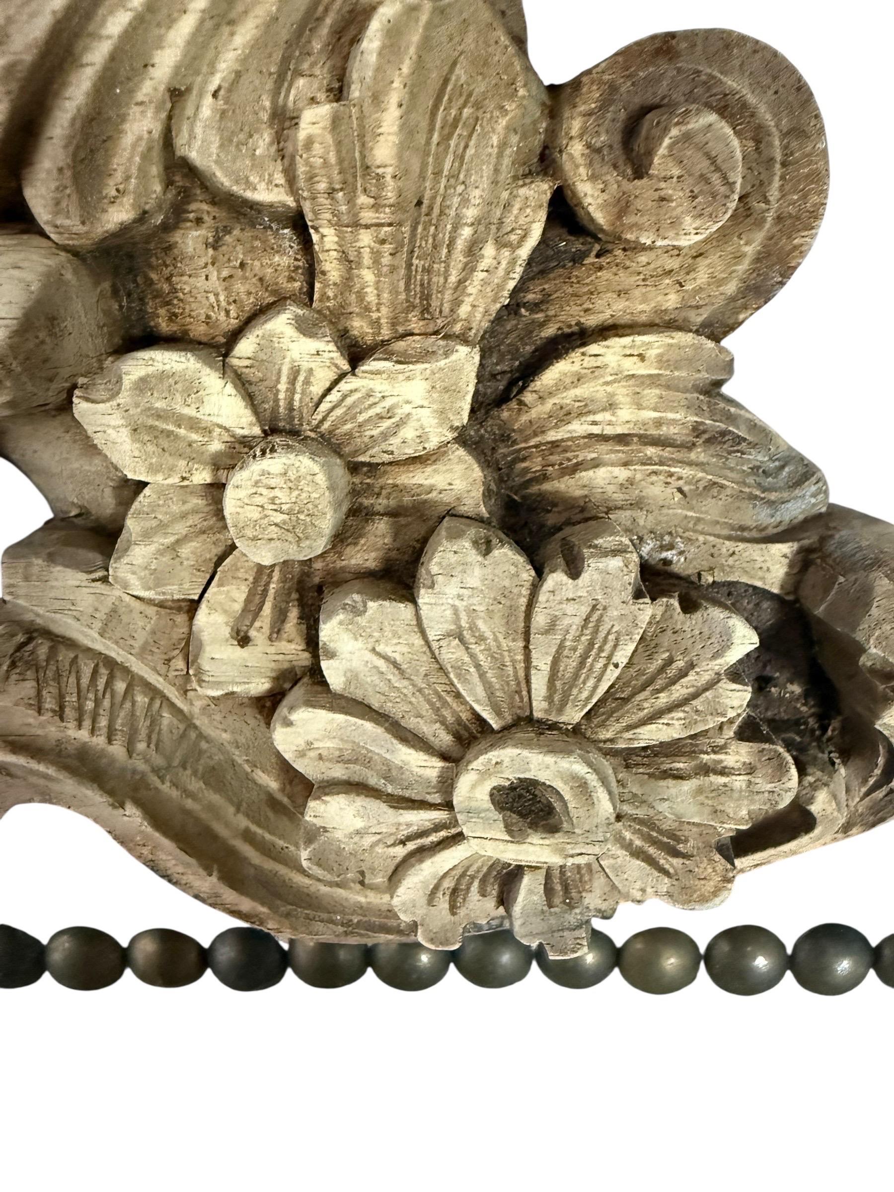 Geschnitztes Holz und gepolstertes Kopfteil mit Verzierungen (21. Jahrhundert und zeitgenössisch) im Angebot