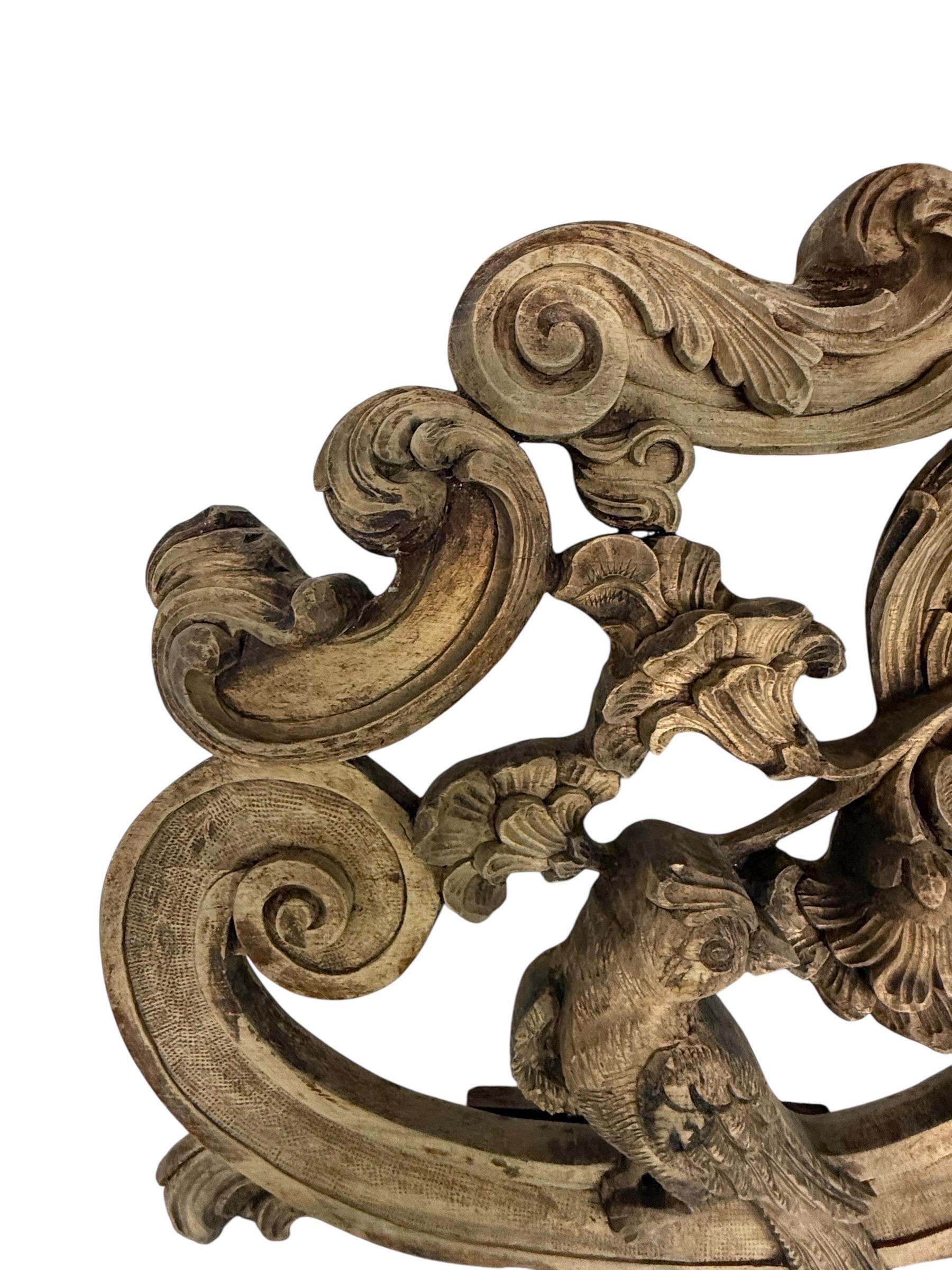 Geschnitztes Holz und gepolstertes Kopfteil mit Verzierungen (Walnuss) im Angebot