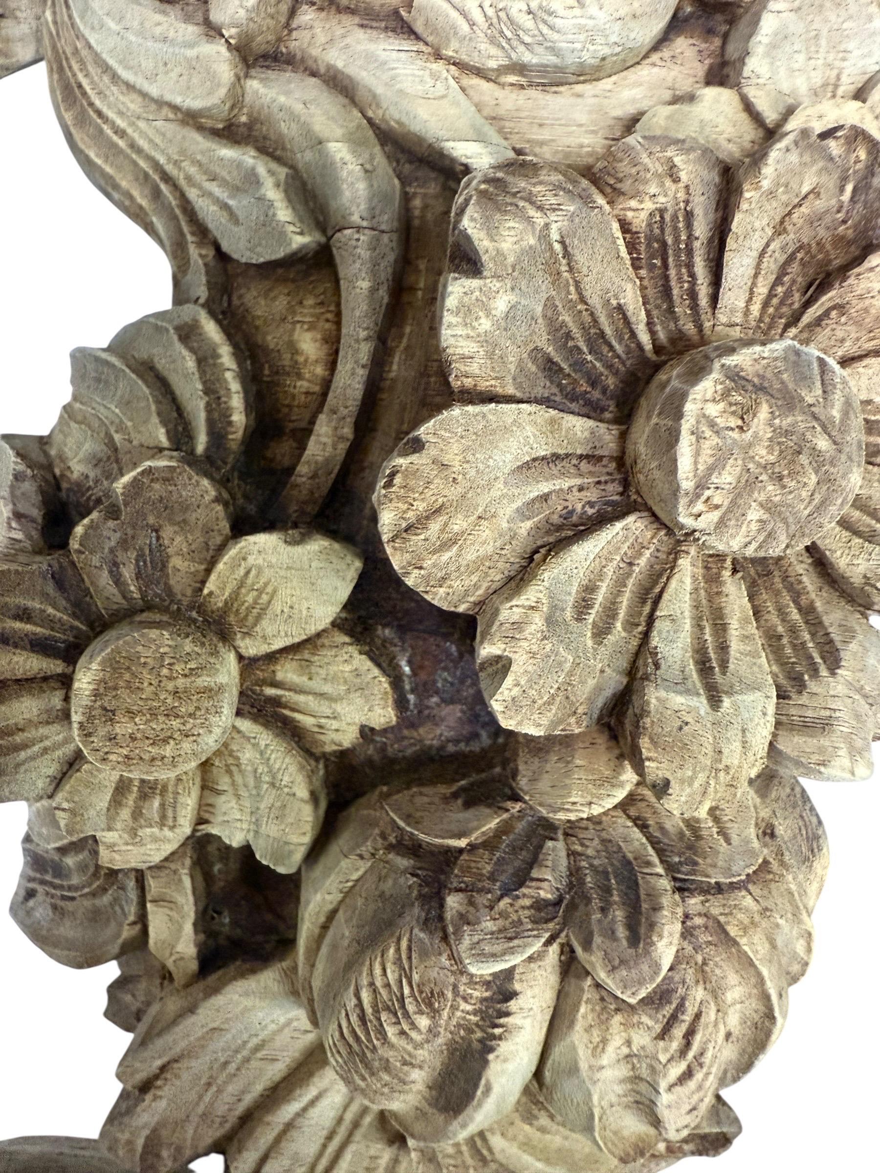 Geschnitztes Holz und gepolstertes Kopfteil mit Verzierungen im Angebot 1