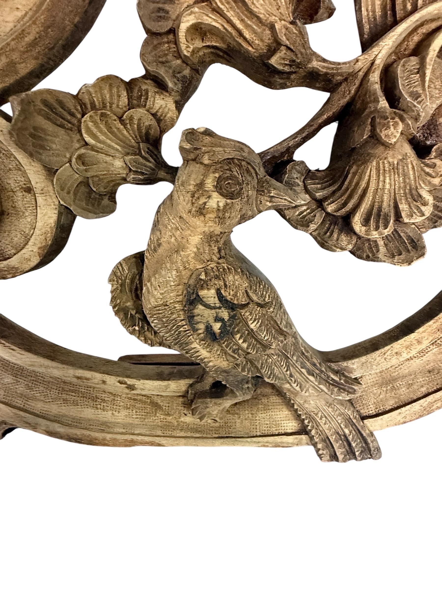 Geschnitztes Holz und gepolstertes Kopfteil mit Verzierungen im Angebot 2