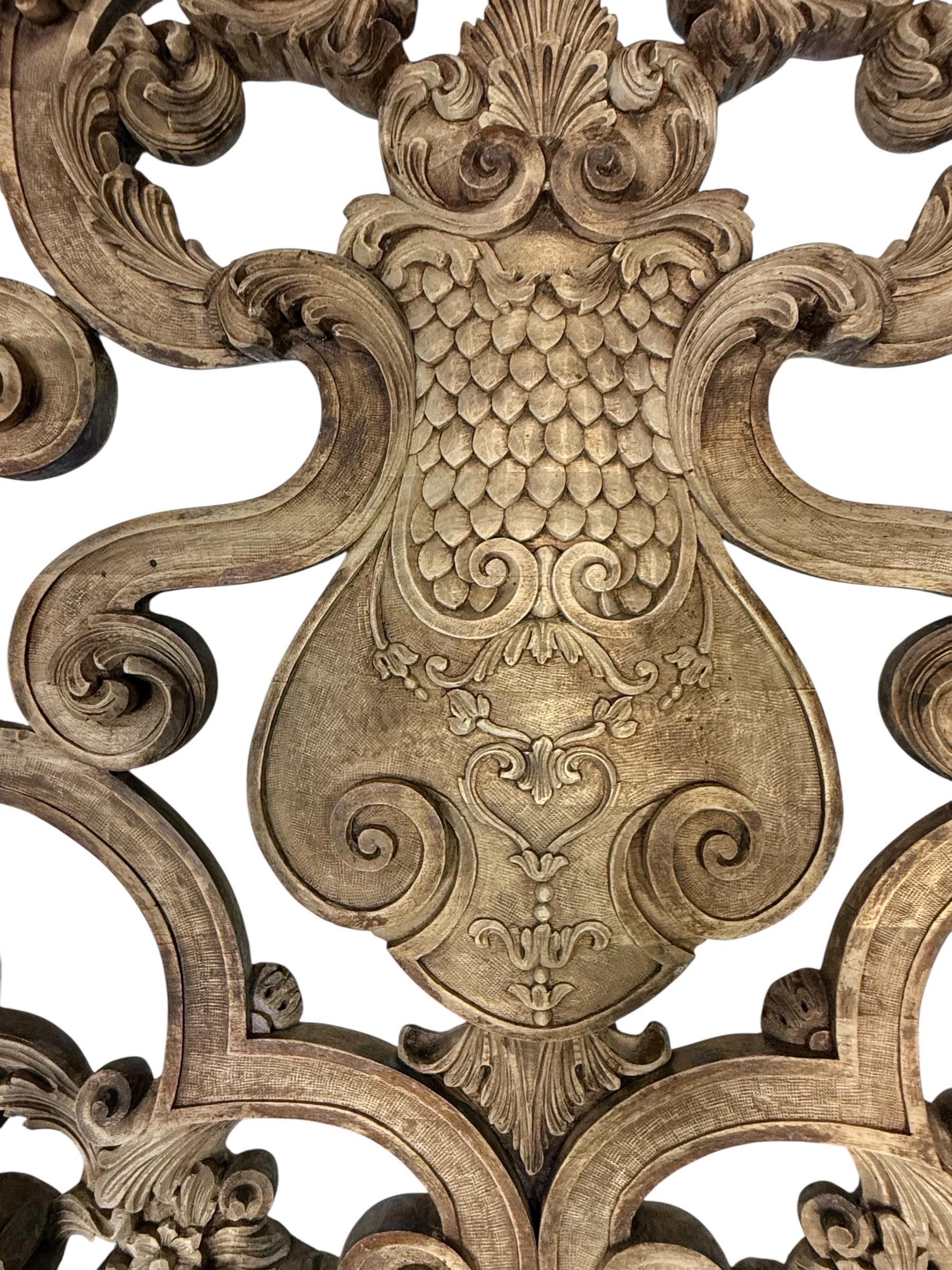 Geschnitztes Holz und gepolstertes Kopfteil mit Verzierungen im Angebot 3