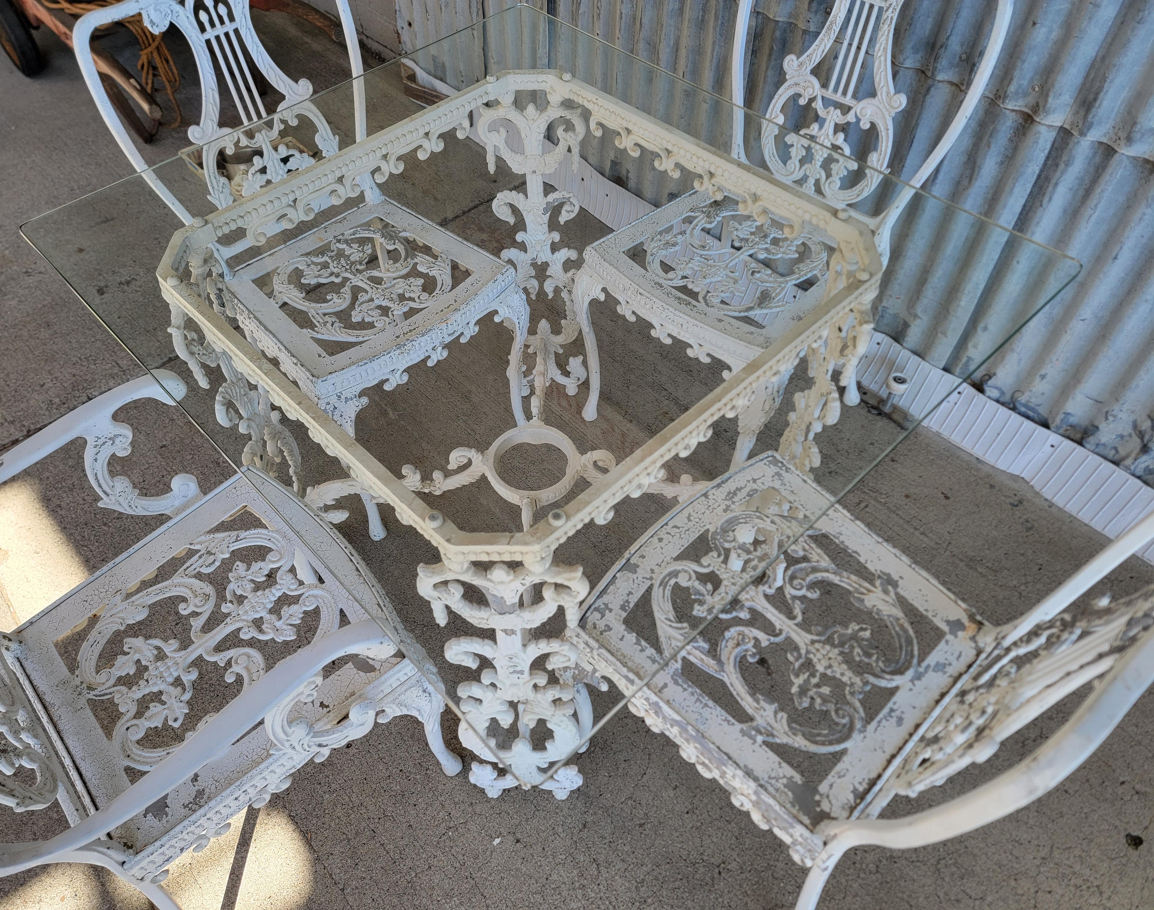 Ornate Cast Aluminium 5 Pieces Esstisch & Stühle Patio Set (Gegossen) im Angebot
