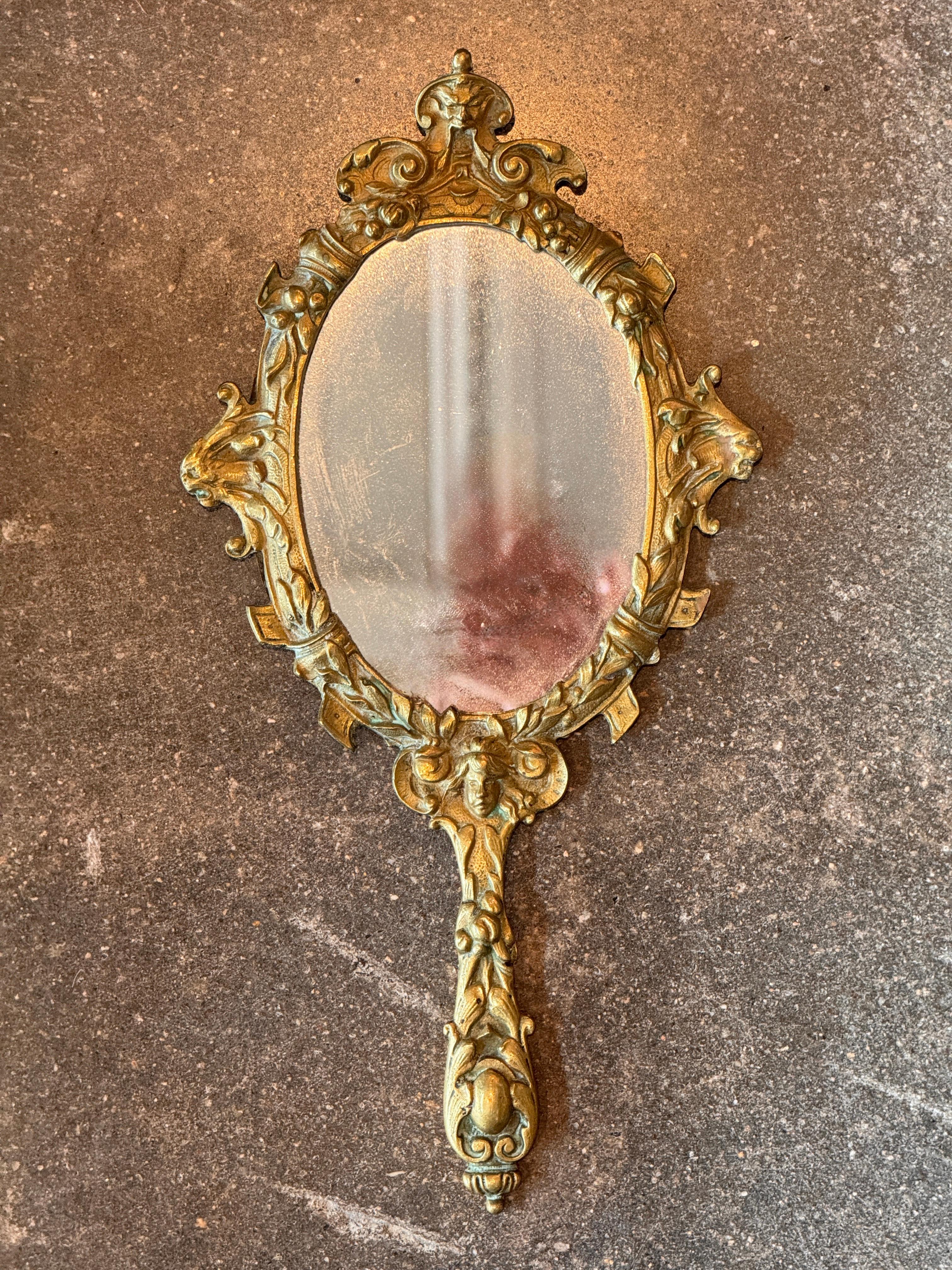 Français Miroir à main en laiton moulé orné de motifs figuratifs en vente
