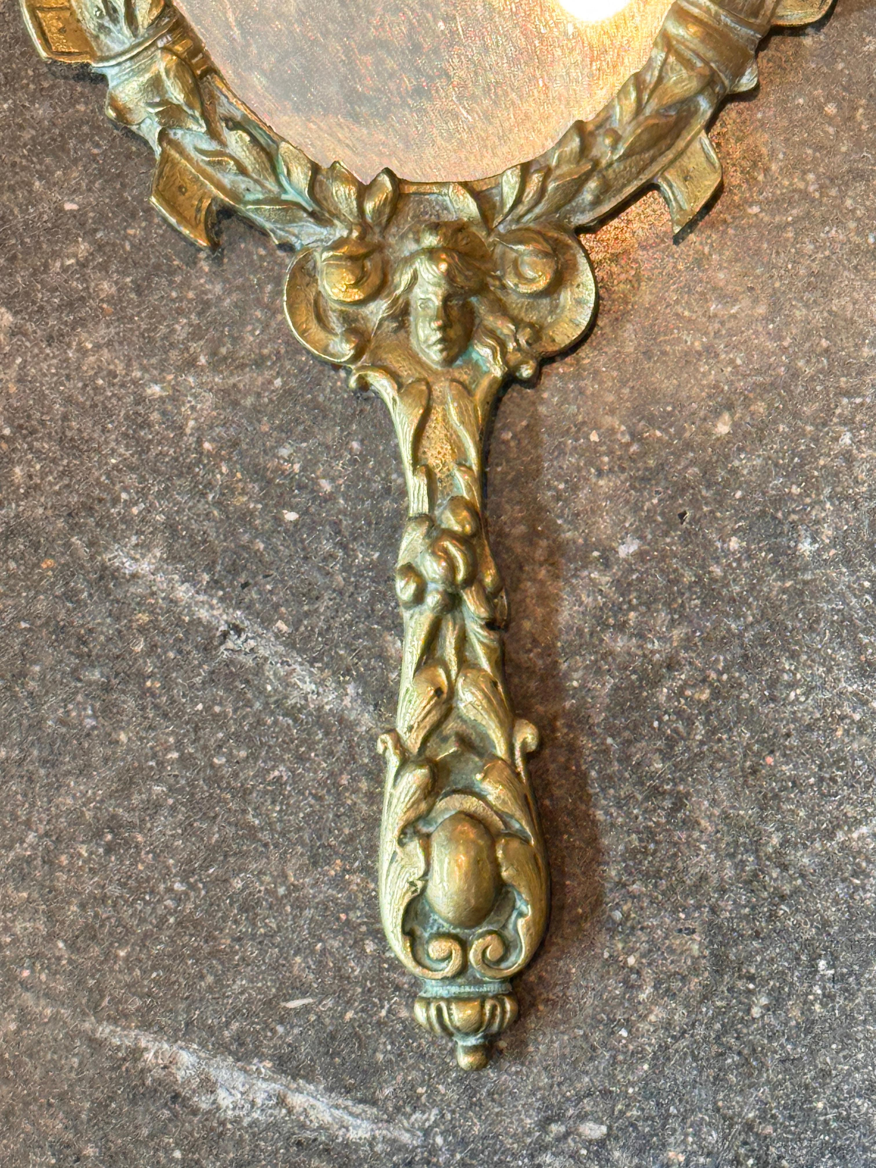 XIXe siècle Miroir à main en laiton moulé orné de motifs figuratifs en vente