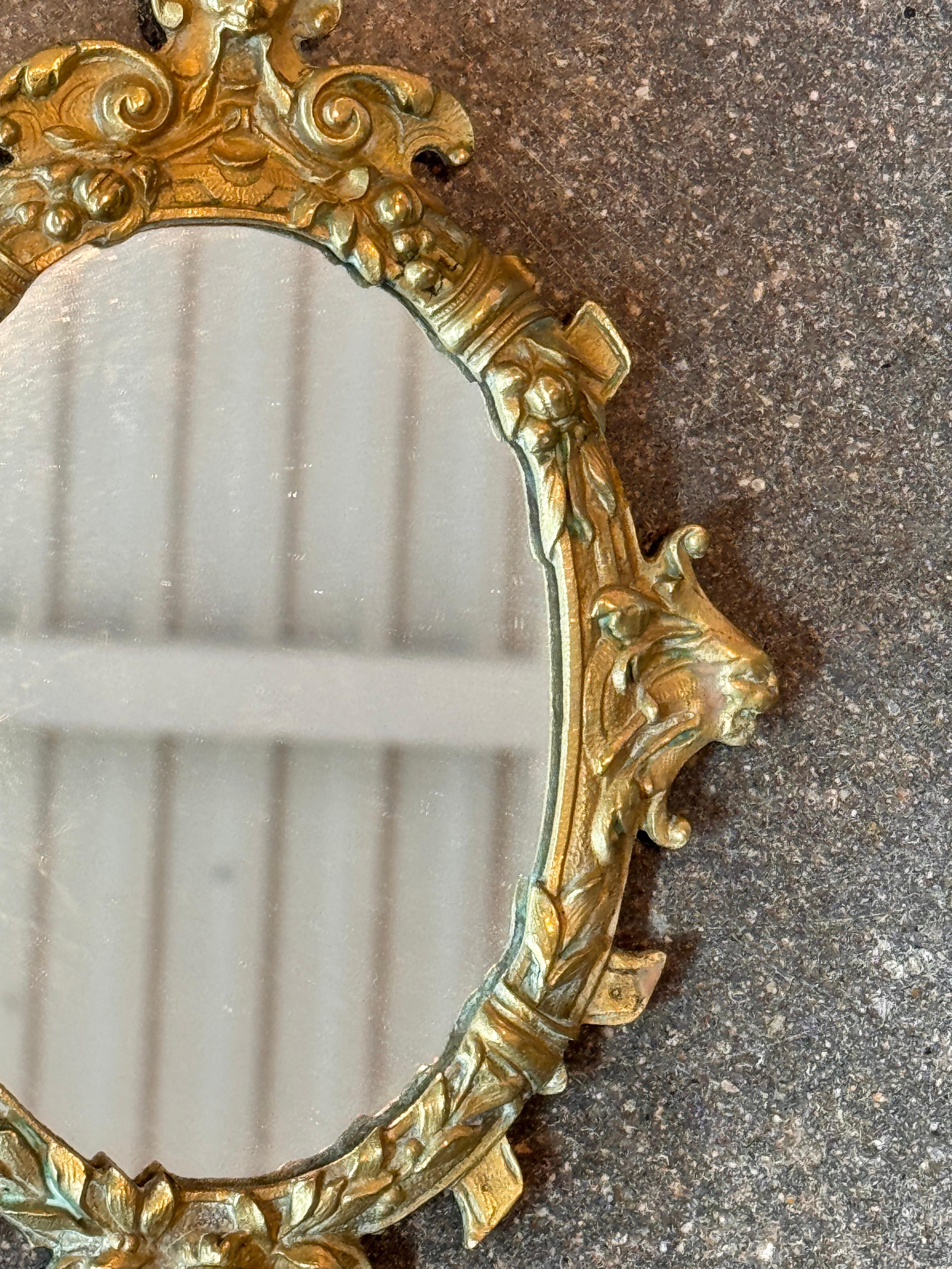 Laiton Miroir à main en laiton moulé orné de motifs figuratifs en vente