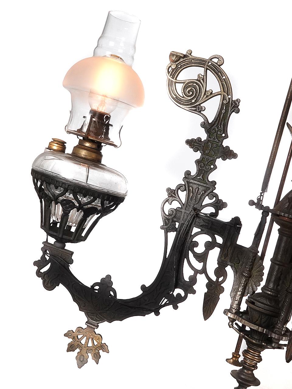 Se trata de un bonito candelabro original de 3 fuentes de queroseno con un armazón de hierro fundido muy ornamentado. El cristal es perfecto y todo él con bonitas chimeneas esmeriladas. Las monturas y fuentes de cristal de hierro son del tipo