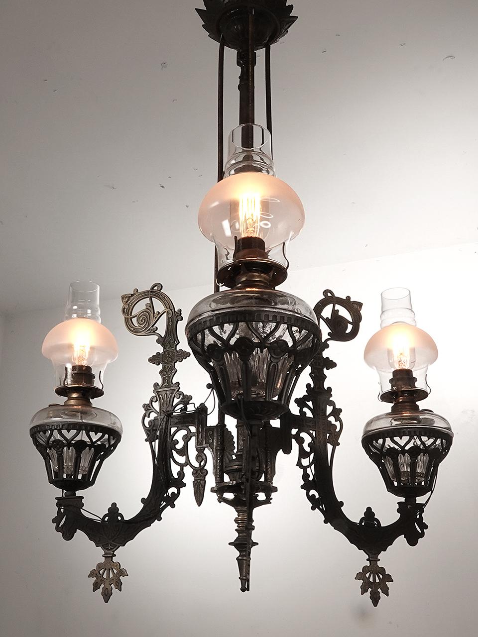 Araña de queroseno articulada de hierro fundido ornamentada - Newley Wired Victoriano en venta