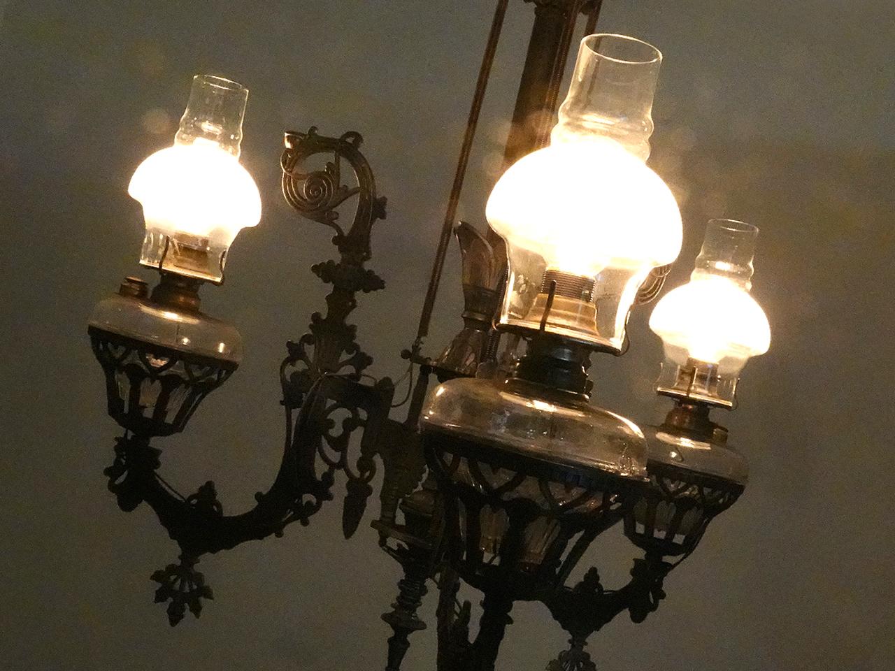 Araña de queroseno articulada de hierro fundido ornamentada - Newley Wired en Bueno estado para la venta en Peekskill, NY