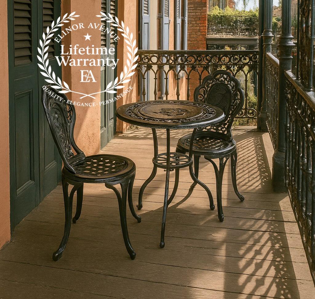 Set da bistrot in ghisa d'epoca con splendidi dettagli. Presenta un intricato rilievo di pettirossi che nidificano e sono appollaiati sopra un gruppo di uova: un motivo toccante che simboleggia pace, collaborazione e rinnovamento.

Realizzato con