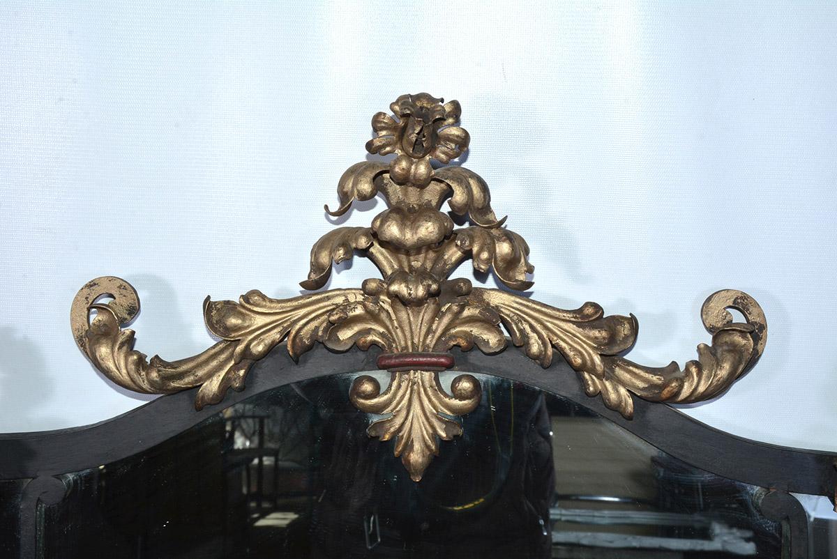 Verschnörkelter Spiegel im Chippendale-Stil mit schwarzen und vergoldeten Akzenten, die ihn stilvoll und dekorativ machen.