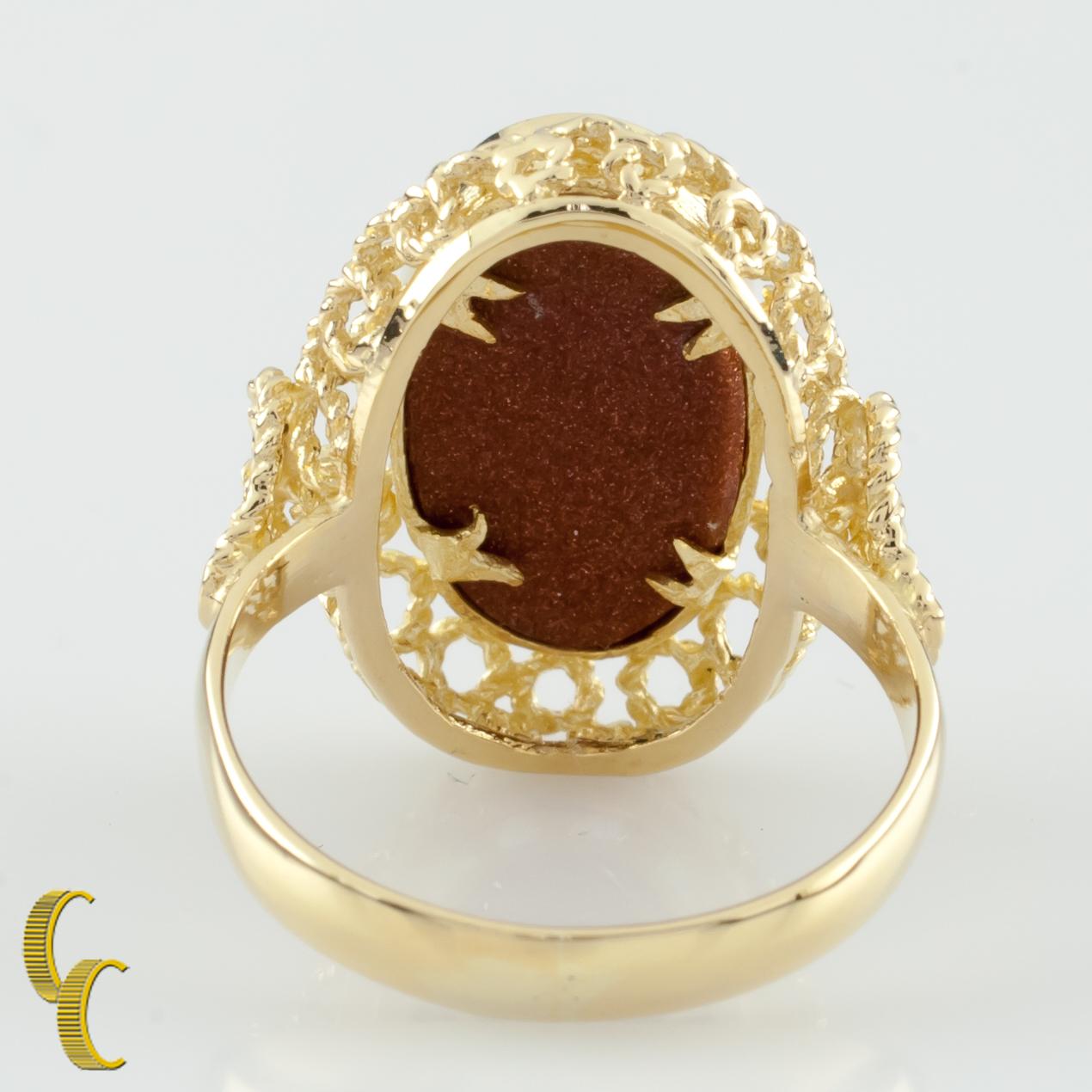 Moderno Anello Ornato Corletto con Cabochon di Pietra Dorata in Oro Giallo in vendita