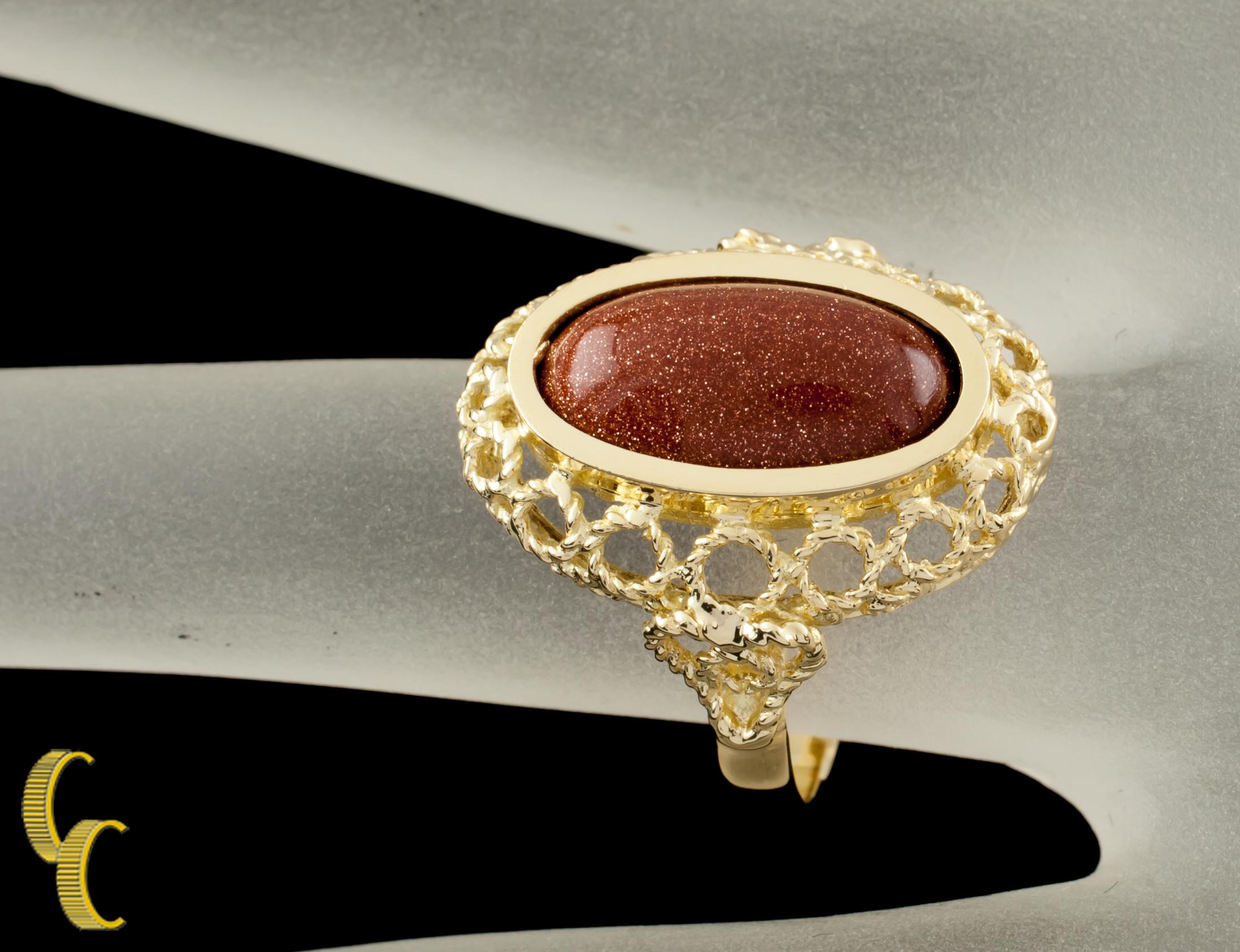 Anello Ornato Corletto con Cabochon di Pietra Dorata in Oro Giallo in vendita 2