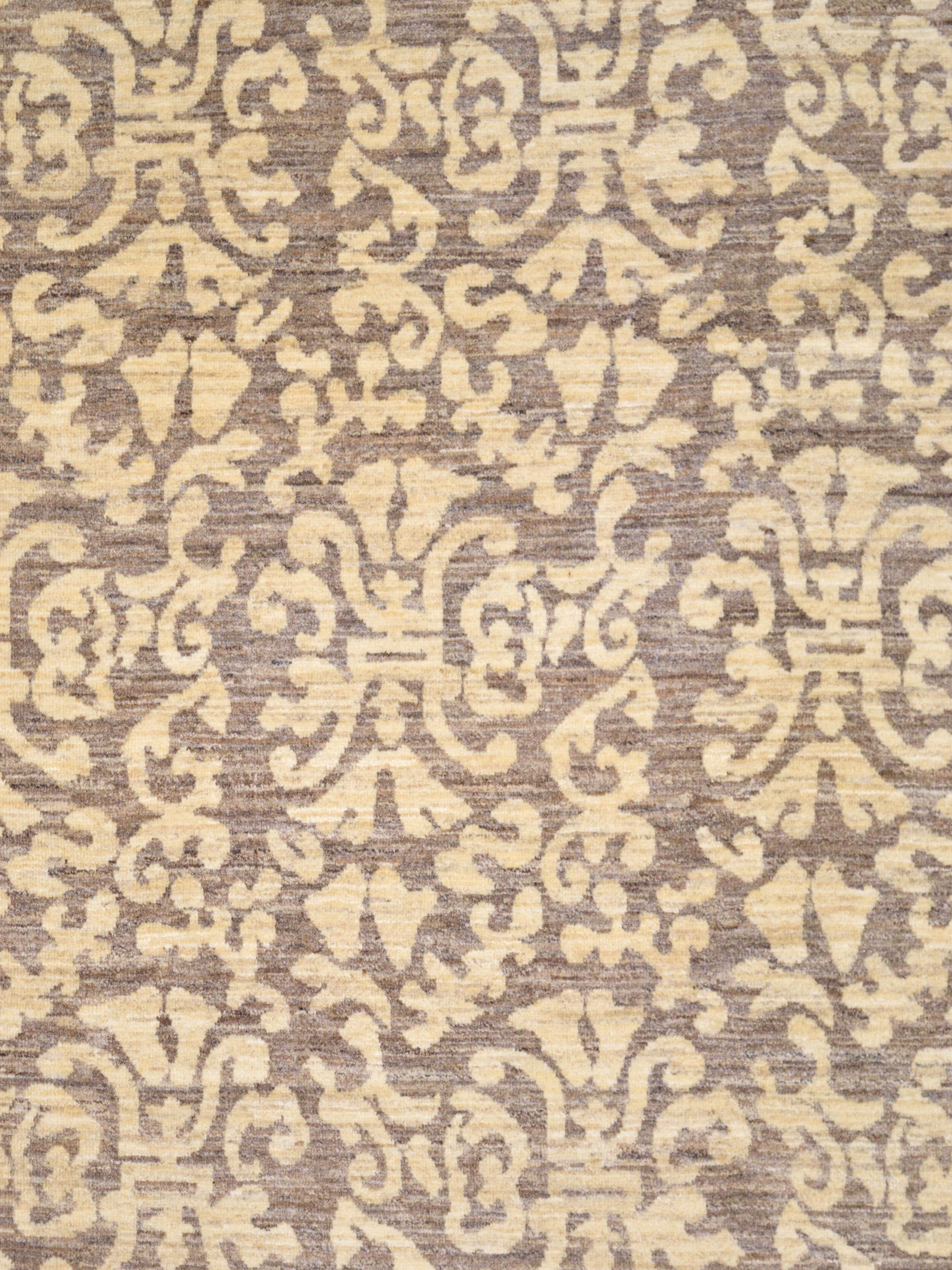 Ce tapis persan en laine crème et marron orné d'un motif floral damassé, mesurant 8' x 10', est une expression intemporelle de l'élégance et de l'artisanat. Le motif damassé complexe, réalisé dans des tons crème doux, se détache sur un fond brun