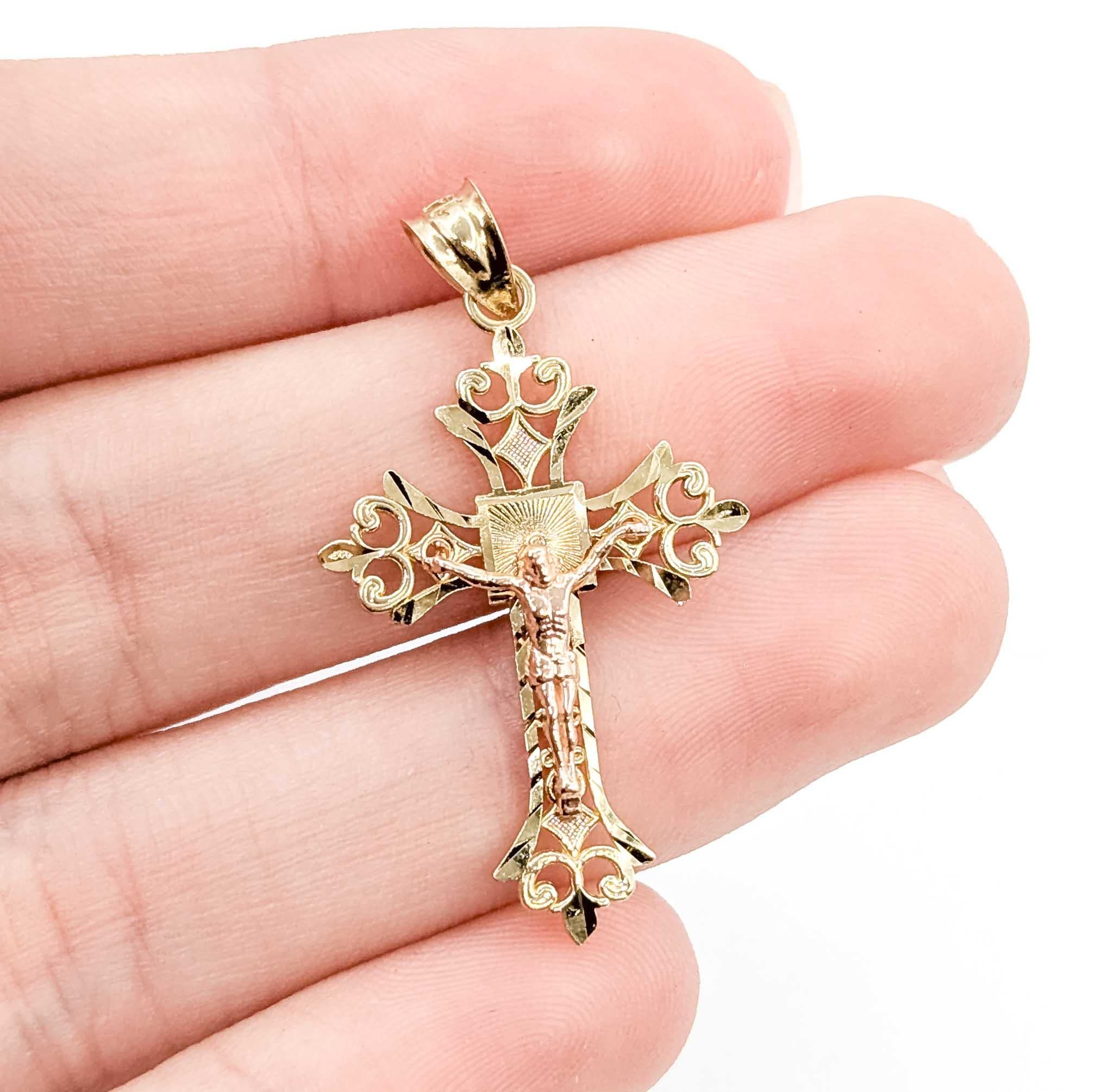 Pendentif crucifix orné en or jaune 14k Excellent état - En vente à Bloomington, MN