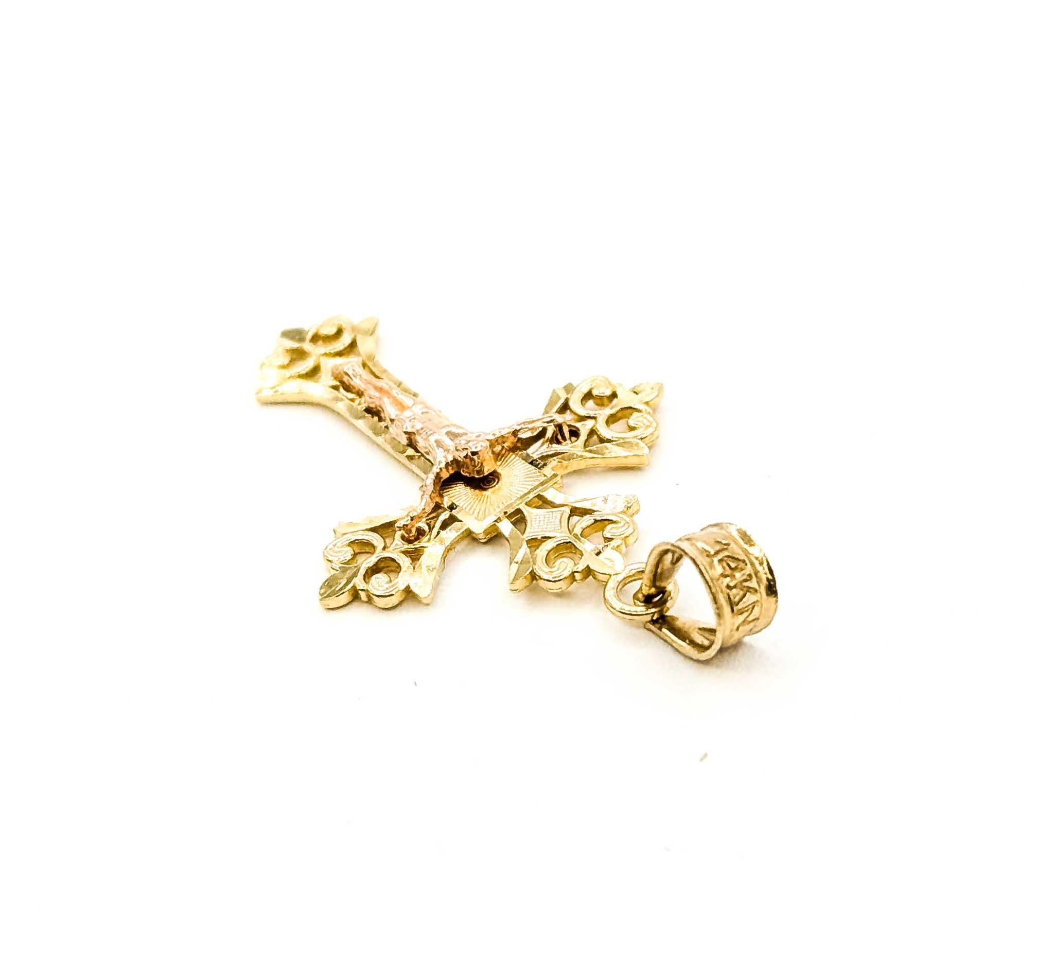 Pendentif crucifix orné en or jaune 14k en vente 1