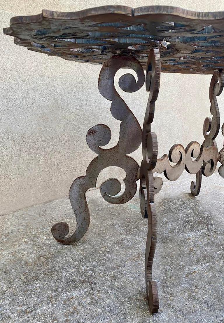Mesa central de acero corten ornamentado Brutalista en venta