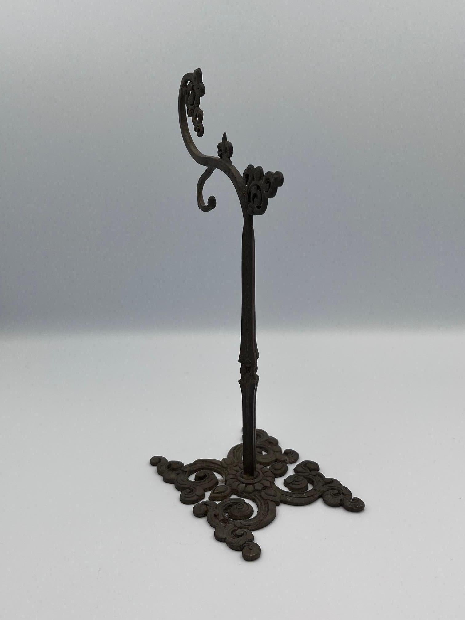 Antiker edwardianischer Jugendstil-Schmuck- und Uhrenständer - verziertes botanisches Rankenwerk, patiniertes Metall

Dieser exquisite antike edwardianische Tischaufsteller ist ein seltenes und raffiniertes Dekorationsobjekt, das Funktionalität mit