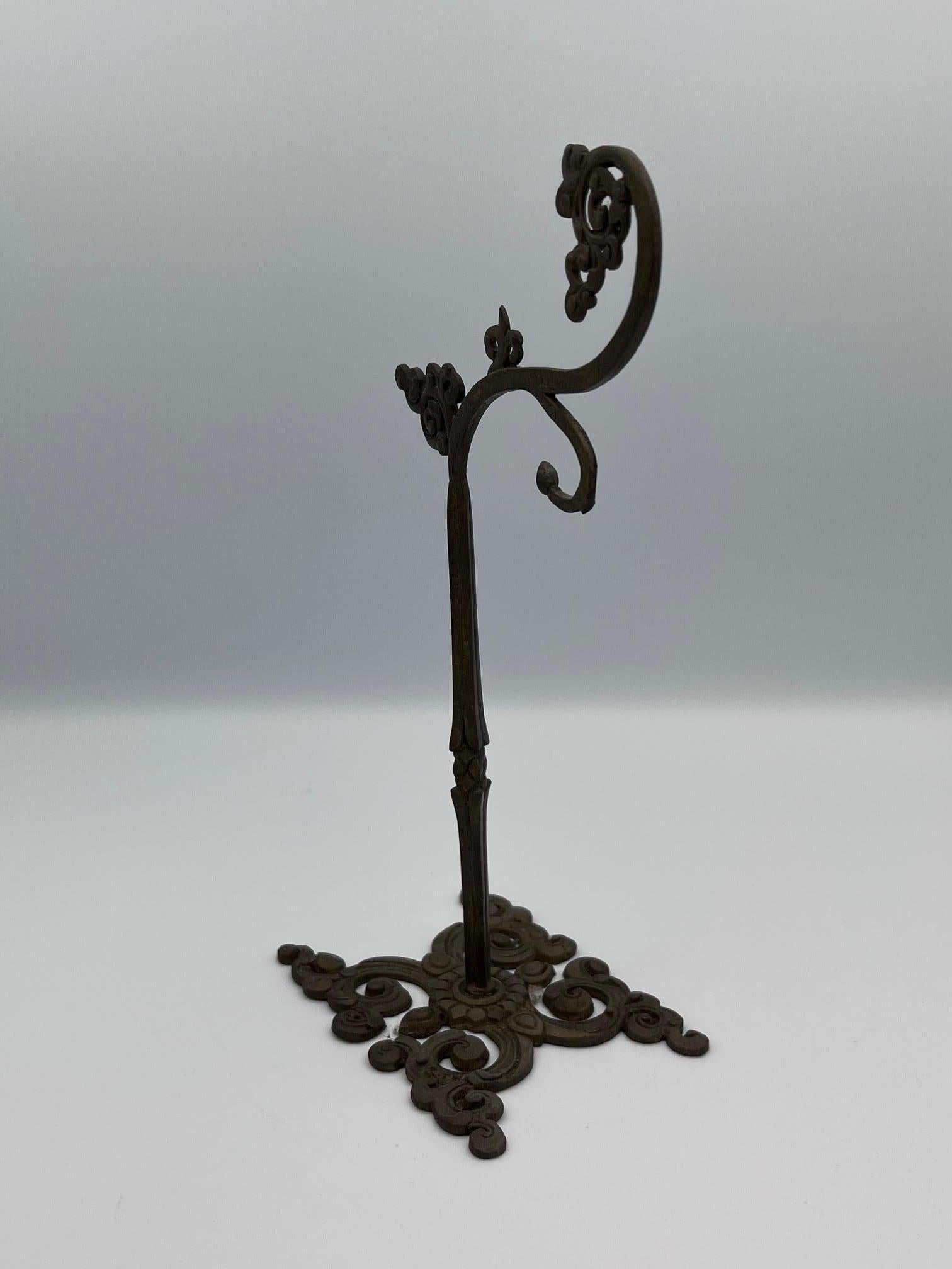 Dekorative Bronze Tischplatte Schmuck oder Uhr Display Stand im Zustand „Gut“ im Angebot in Red Lion, PA