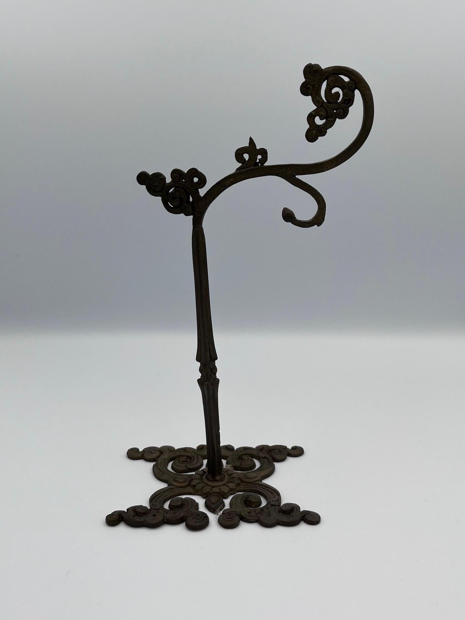 Dekorative Bronze Tischplatte Schmuck oder Uhr Display Stand (20. Jahrhundert) im Angebot