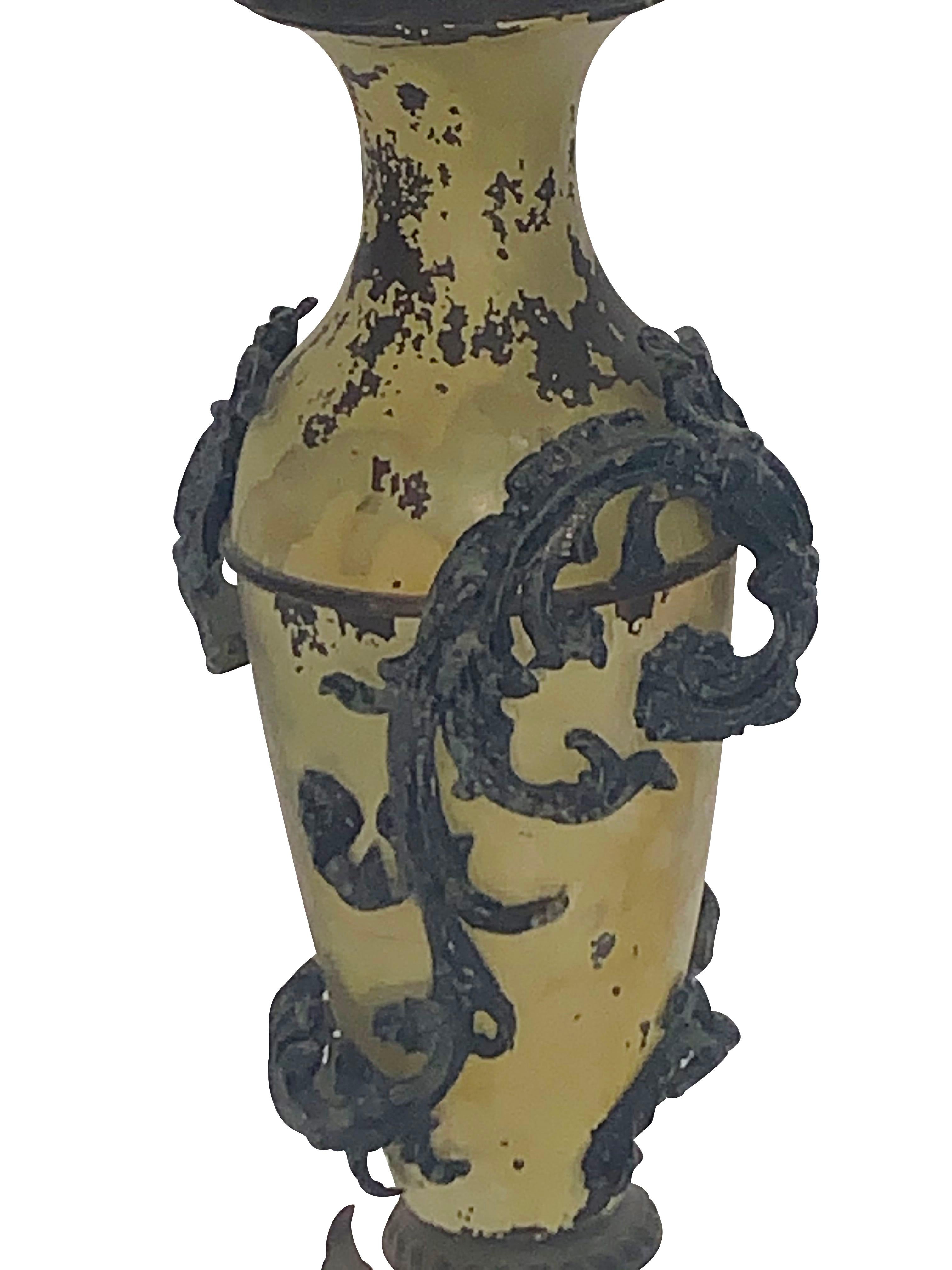 lampe à colonne italienne des années 1940 en métal avec des détails décoratifs en zinc.
La peinture originale délavée donne à la lampe une patine naturelle.
Nouvellement recâblé, douille pour une seule ampoule.
Nouvel abat-jour en lin belge noir
