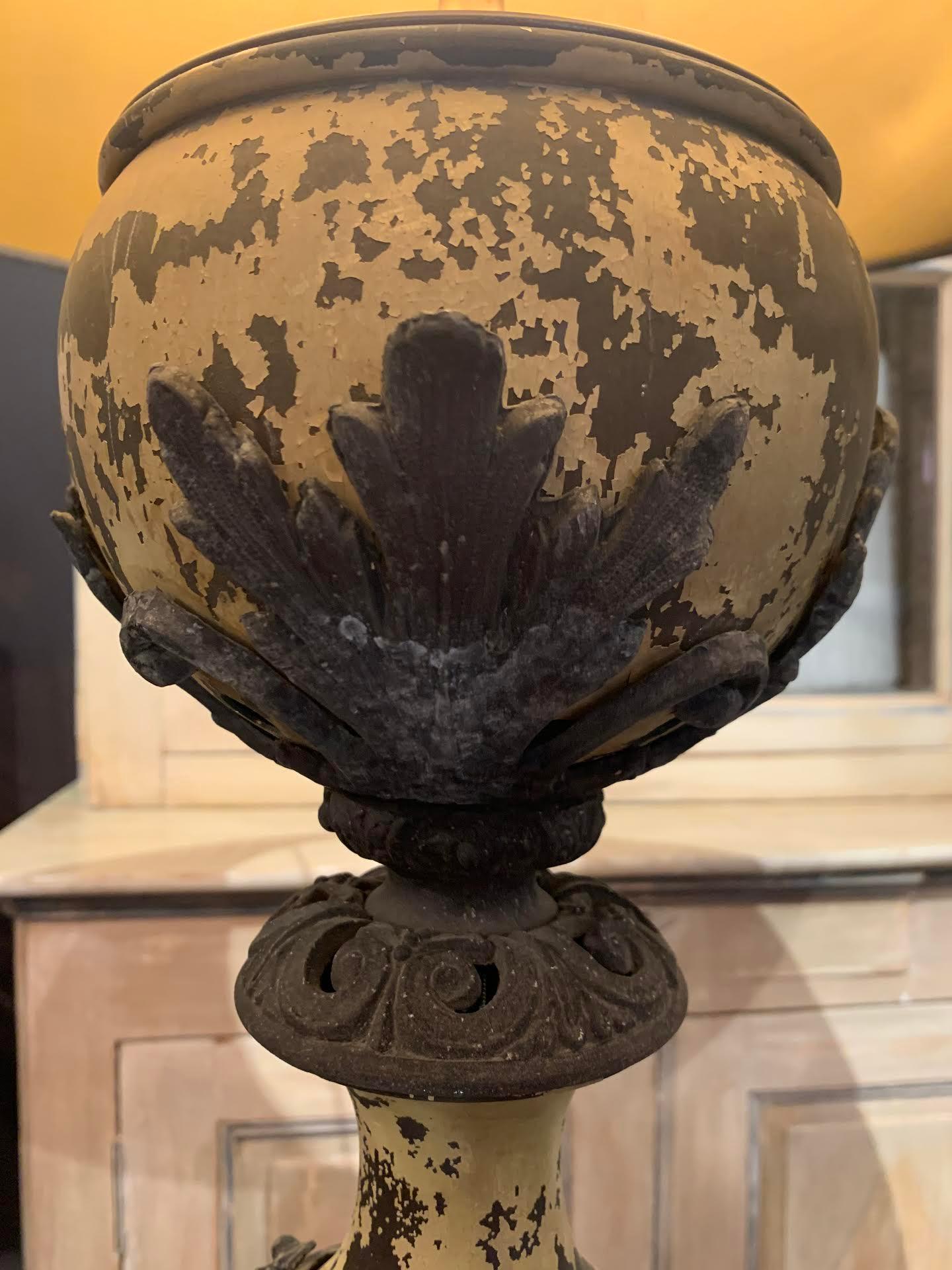 Lampe simple en zinc ornée de détails décoratifs avec abat-jour, Italie, années 1940 Bon état - En vente à New York, NY