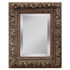 Verzierter, tief gerahmter, abgeschrägter Spiegel mit Rosen, Blüten und Knospen