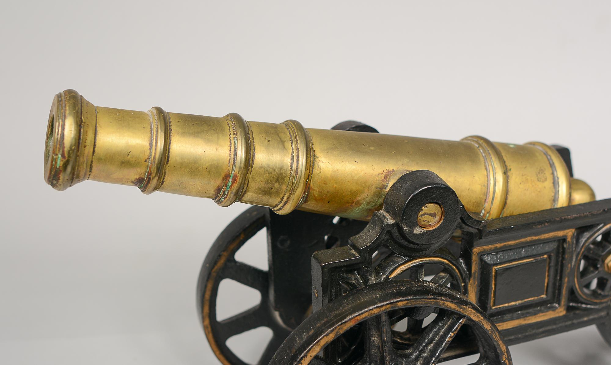 Modèle de canon de signalisation de bureau orné en bronze et fer en vente 4
