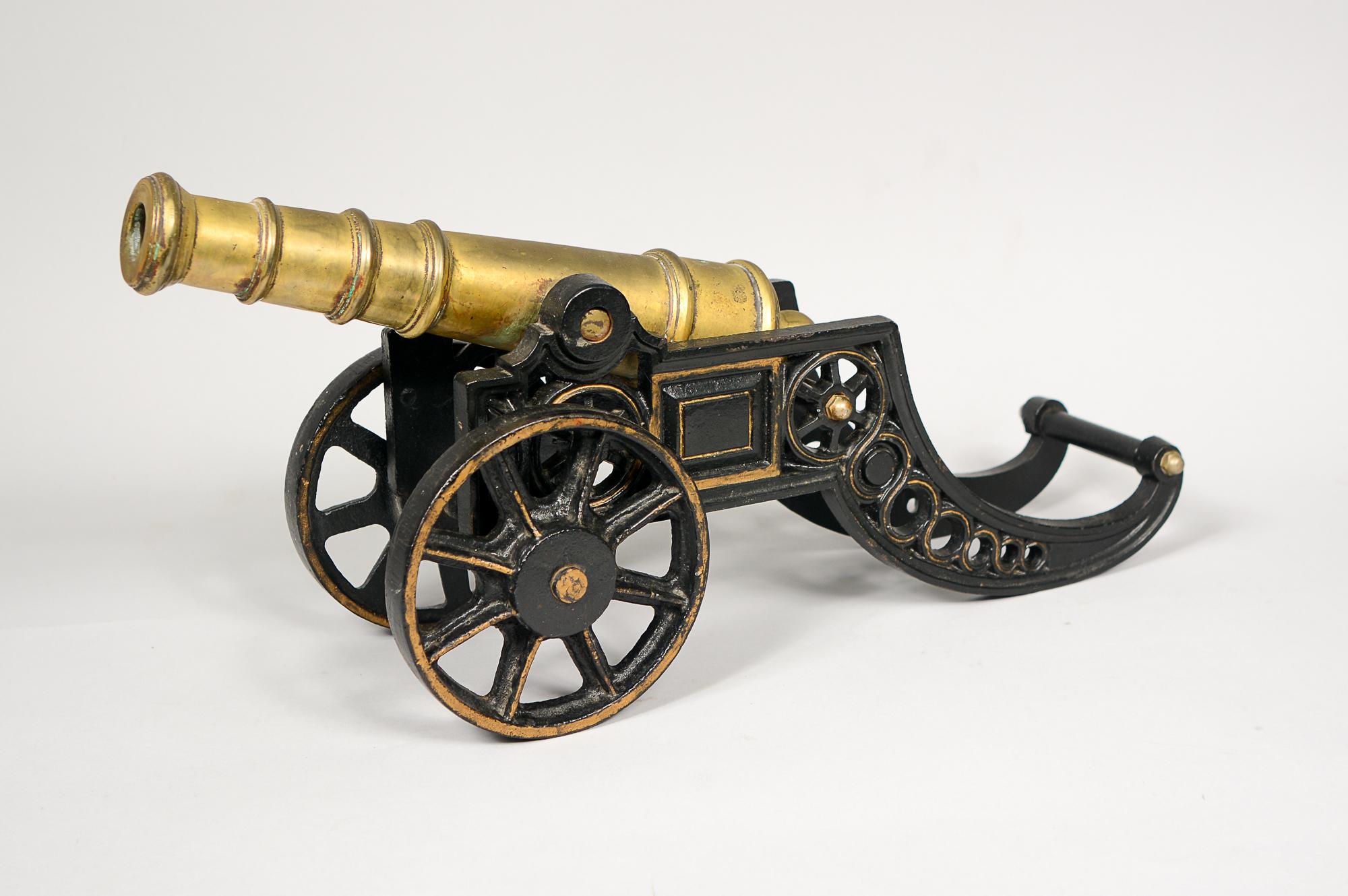 Américain Modèle de canon de signalisation de bureau orné en bronze et fer en vente