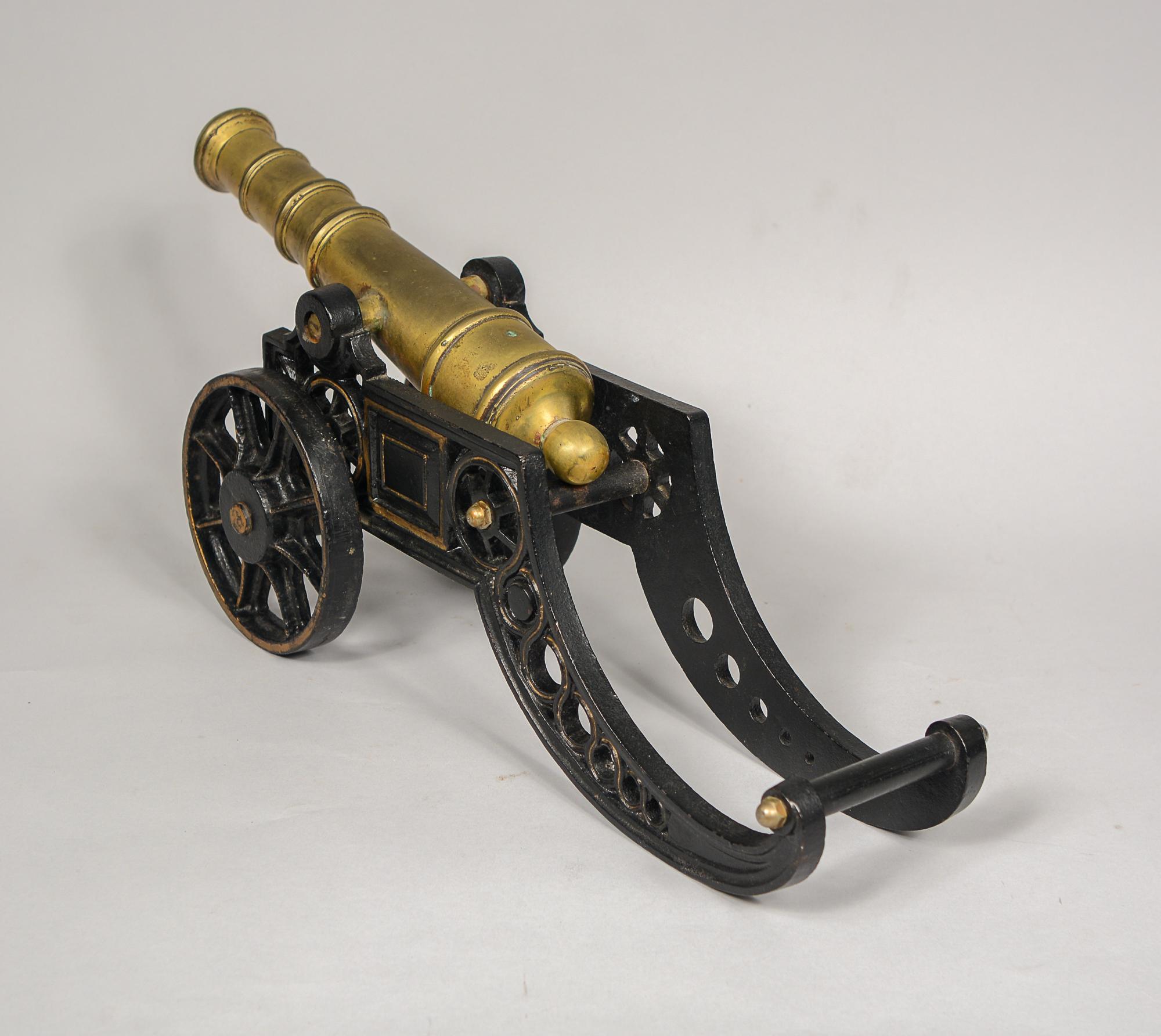 20ième siècle Modèle de canon de signalisation de bureau orné en bronze et fer en vente
