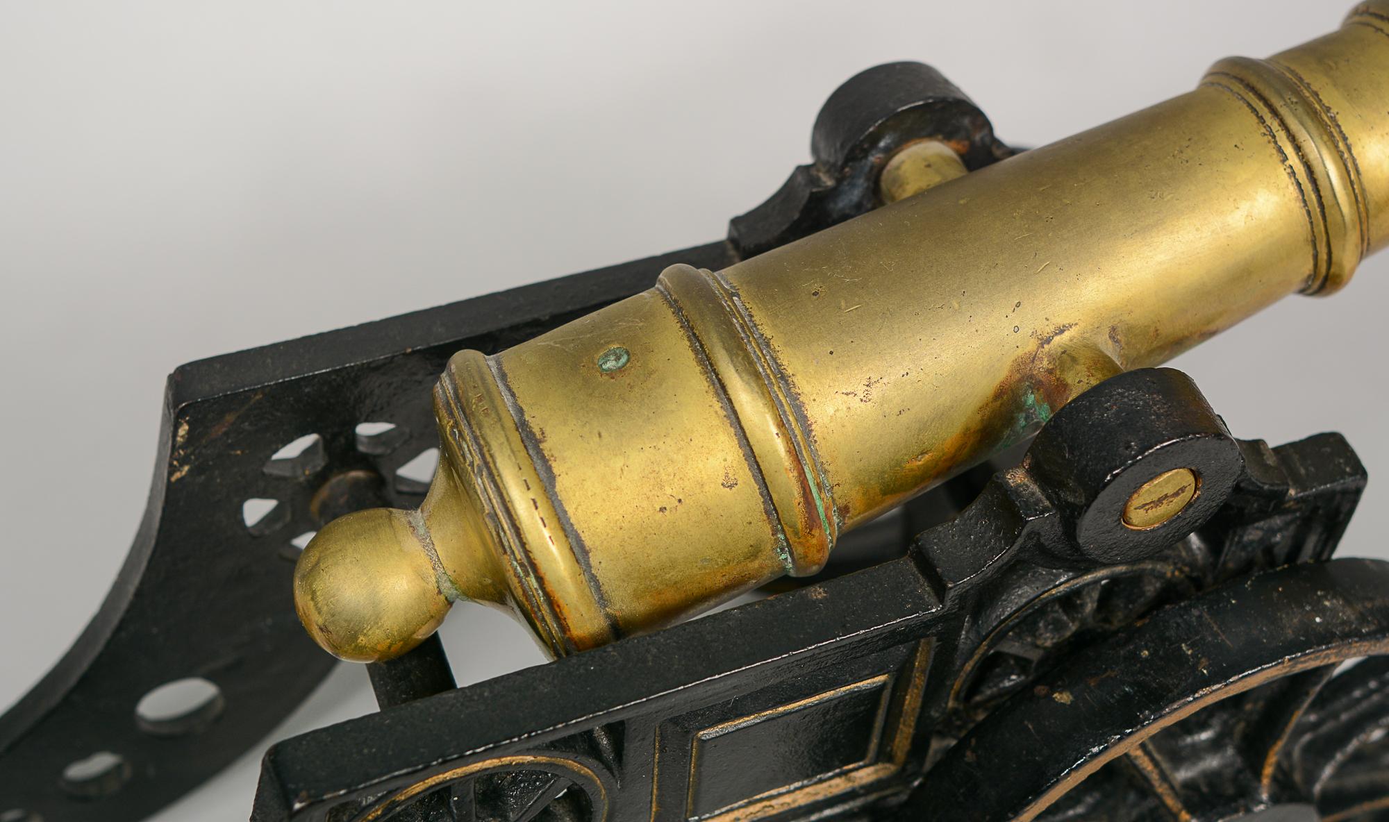 Modèle de canon de signalisation de bureau orné en bronze et fer en vente 1