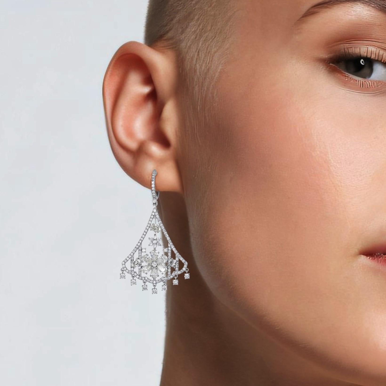 Questi squisiti orecchini sono realizzati in oro bianco 18 carati e mettono in risalto la brillantezza dei diamanti naturali. Con 2,16 carati di diamanti e 3,38 carati di diamanti fantasia, offrono un look elegante e sofisticato. Il design intricato