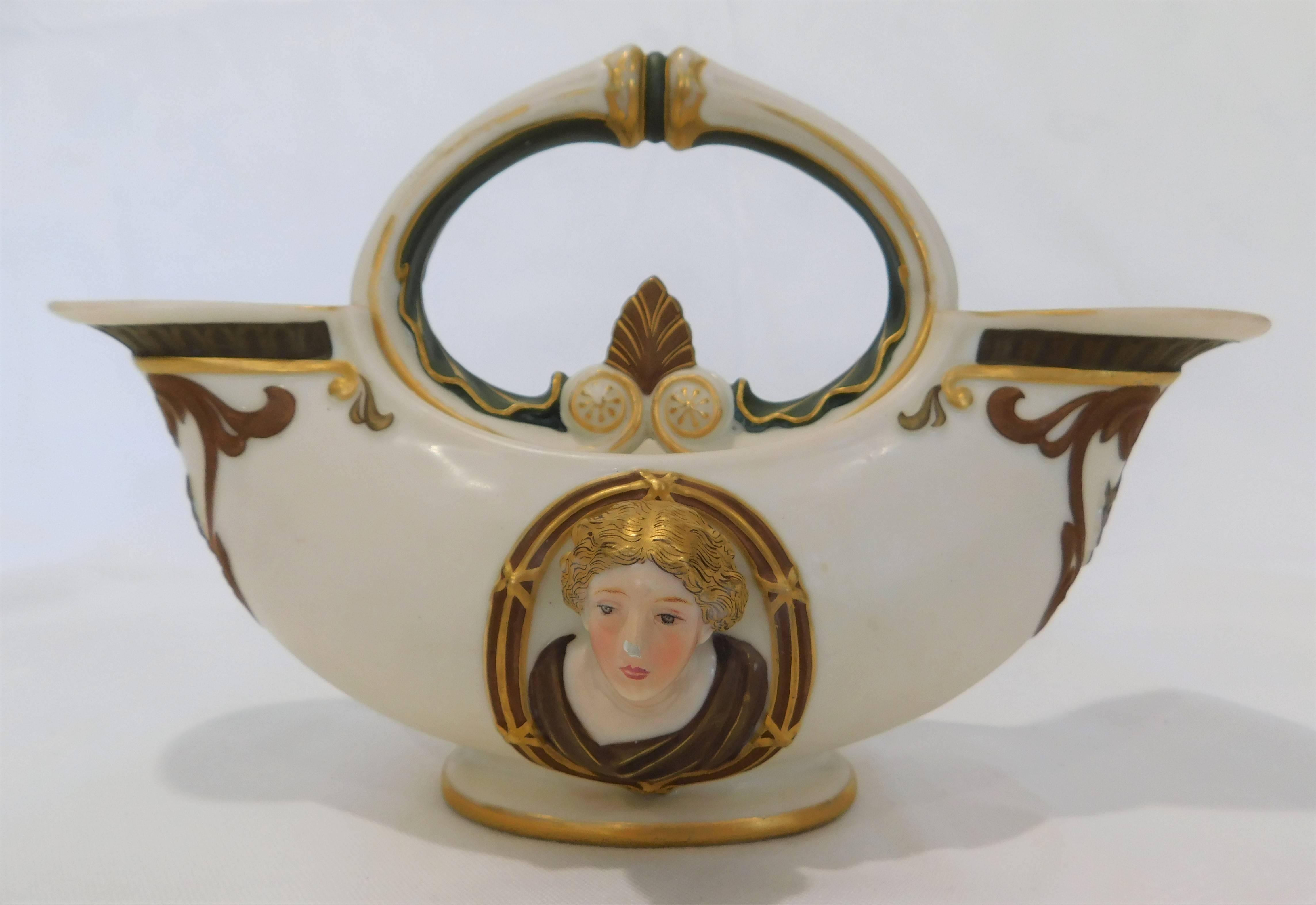 Verschnörkelte englische Porzellanvase in Form eines gewölbten Öllampengefäßes im Angebot 1