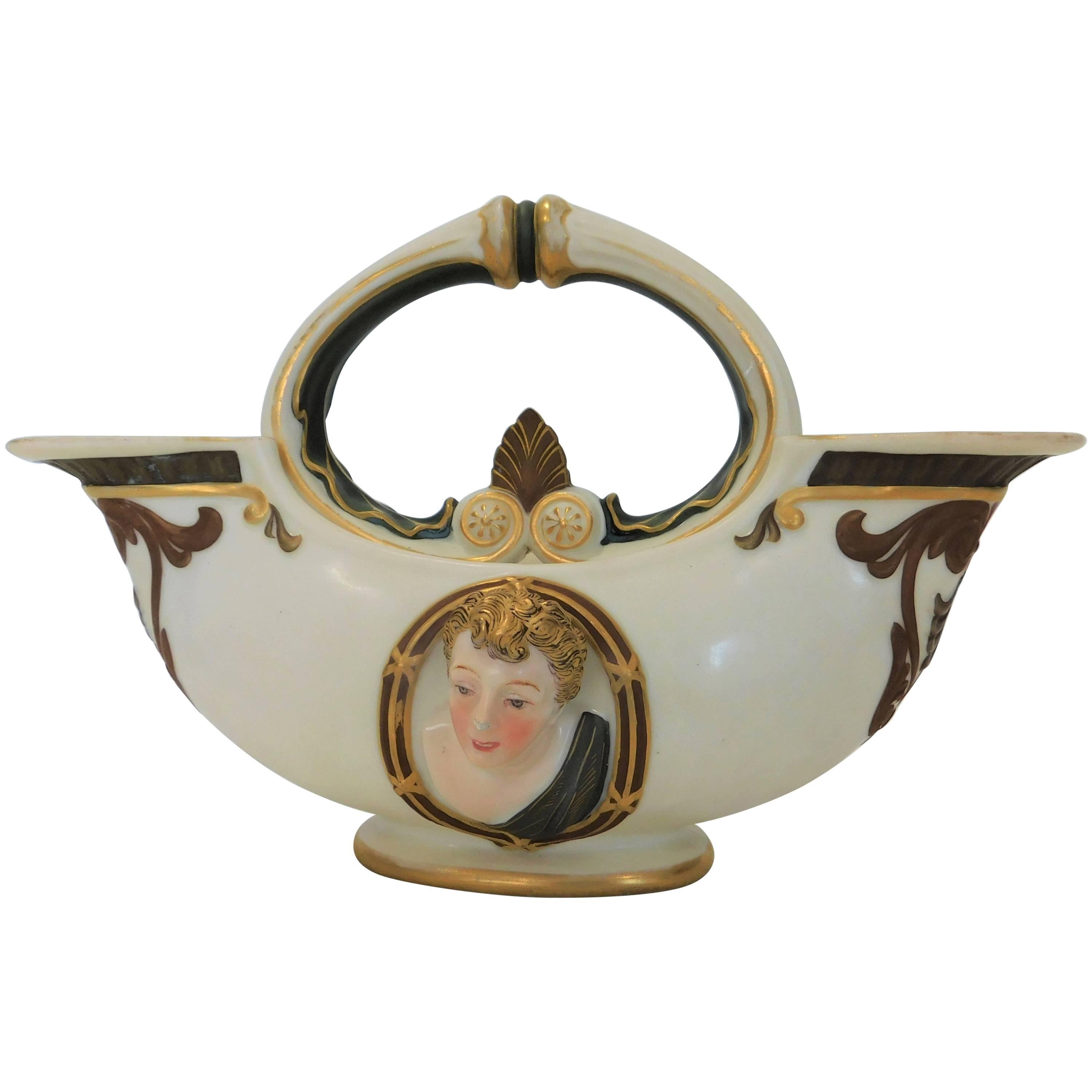 Verschnörkelte englische Porzellanvase in Form eines gewölbten Öllampengefäßes im Angebot