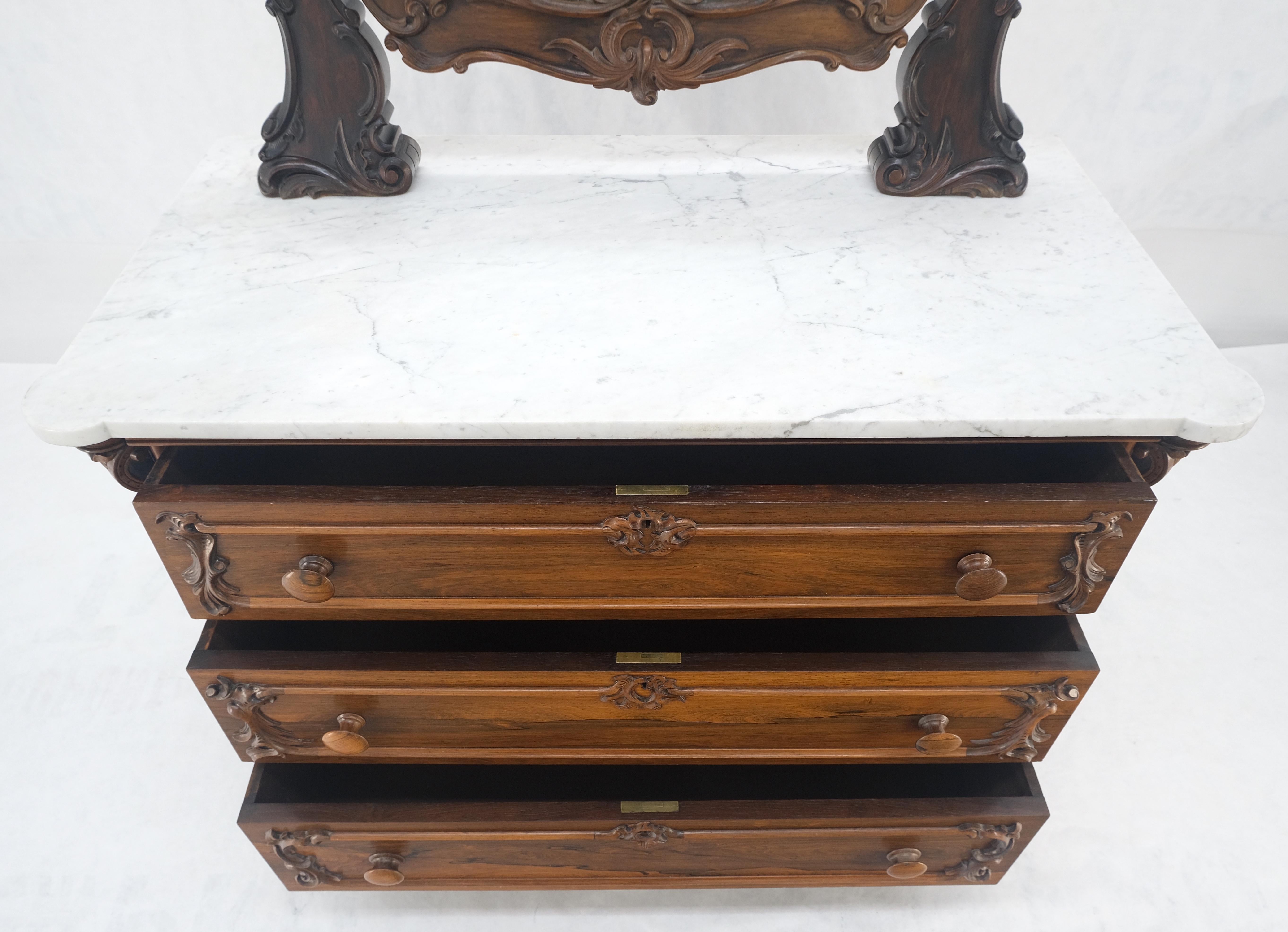 XIX secolo Comò con piano in marmo in palissandro antico finemente intagliato con specchio inclinabile MINT in vendita