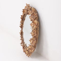Espejo convexo foliado ornamentado. Contemporáneo.