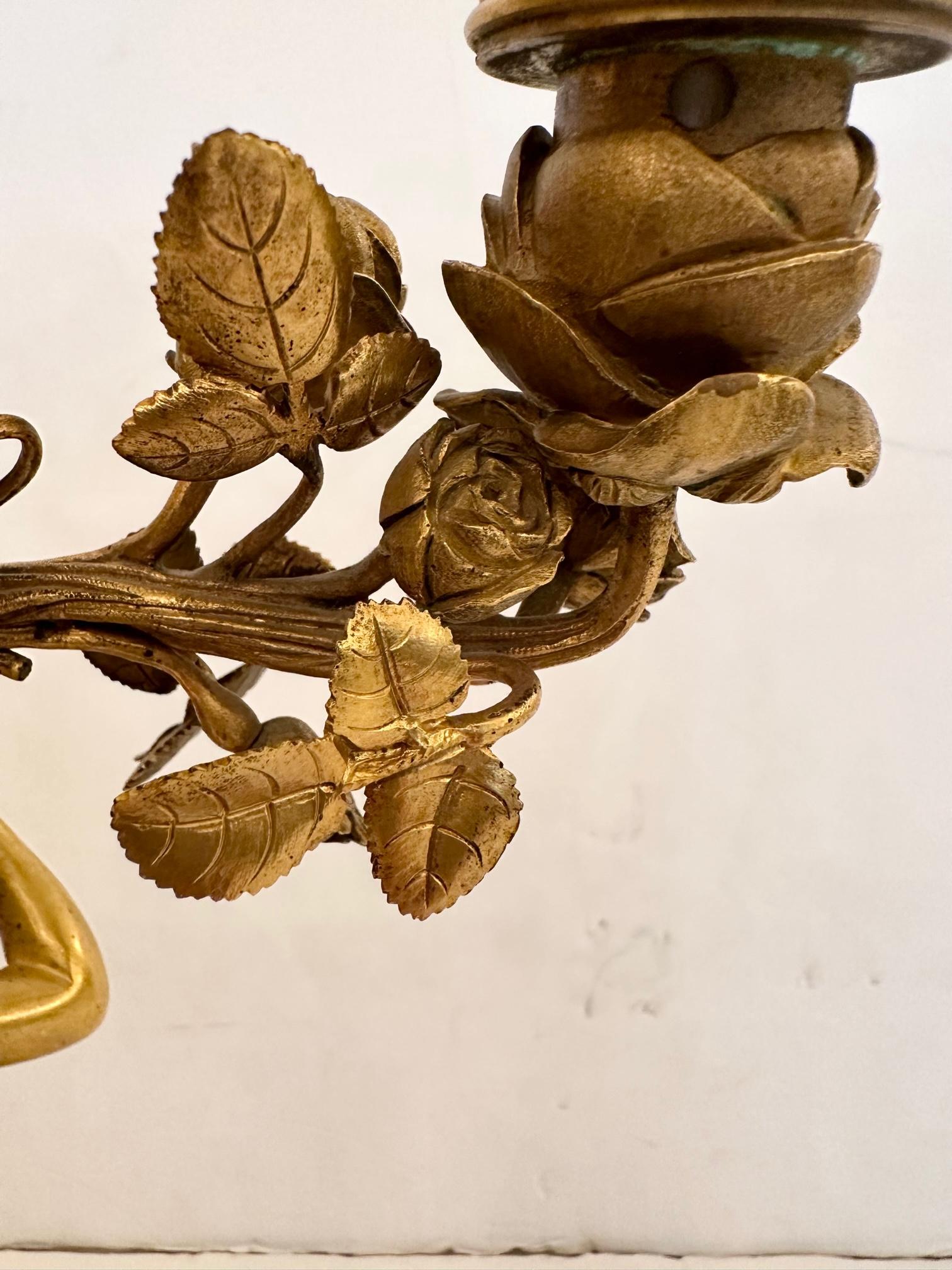 Lampe de table empire française ornée en bronze doré et marbre en vente 3