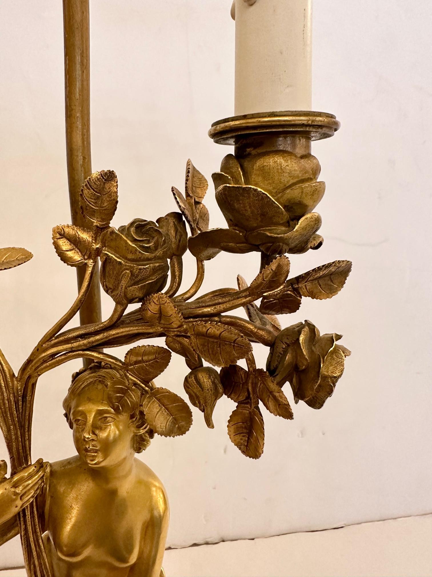 Verschnörkelte französische Empire Figurale Tischlampe aus vergoldeter Bronze und Marmor im Angebot 5